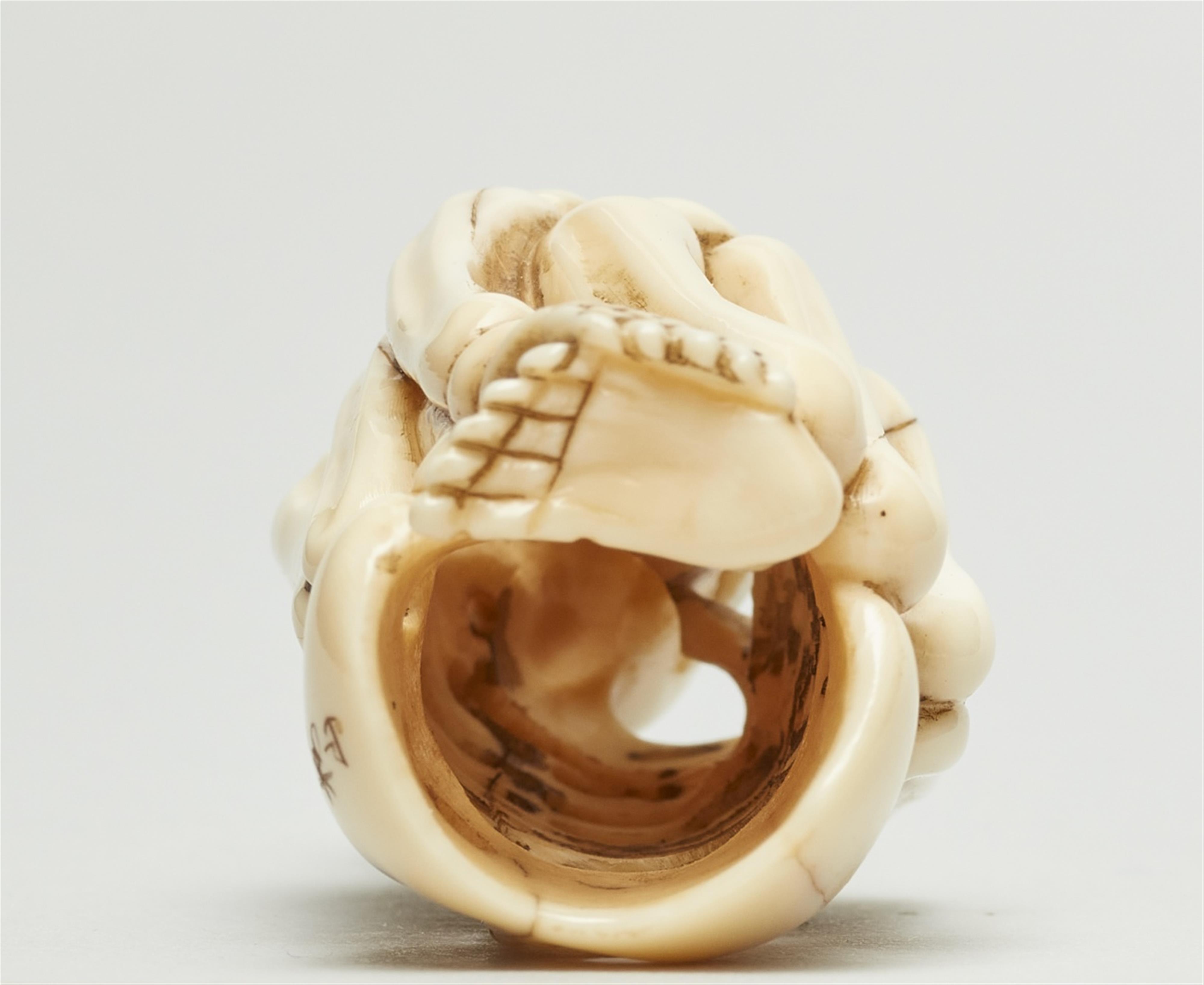 A marine ivory netsuke of a crouching skeletton. Early 20th century - image-5