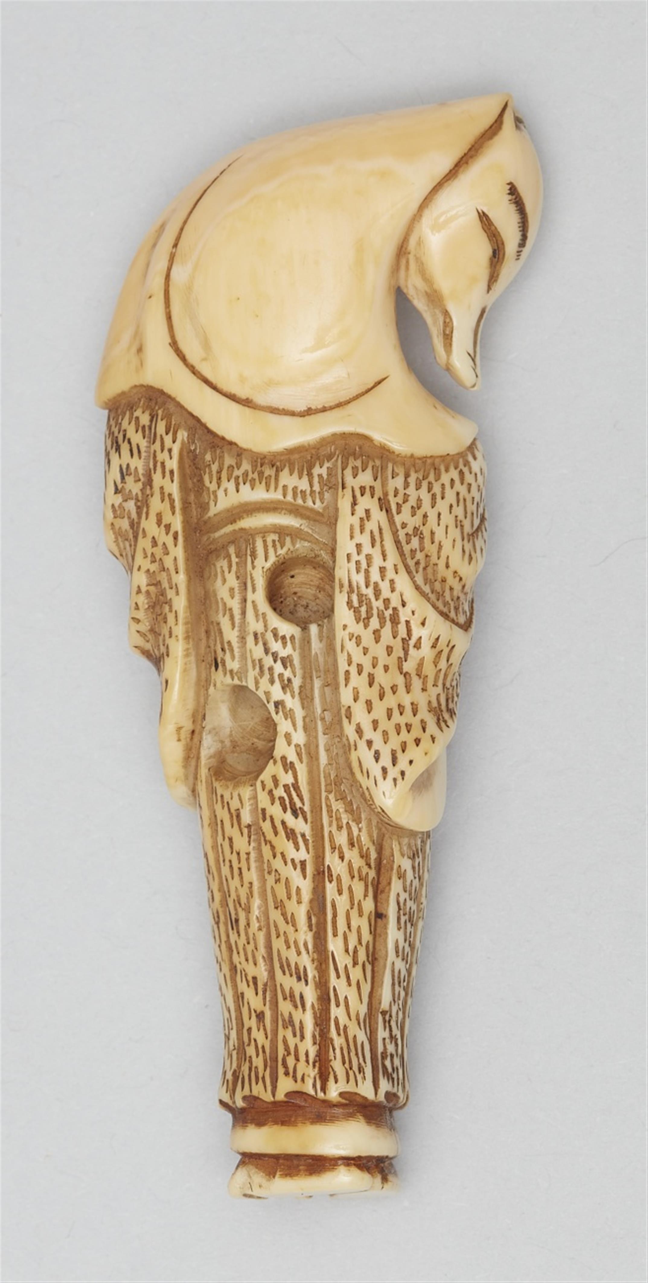 An ivory netsuke of a fox disguised as the priest Hyakuzosu. Early 19th century - image-2