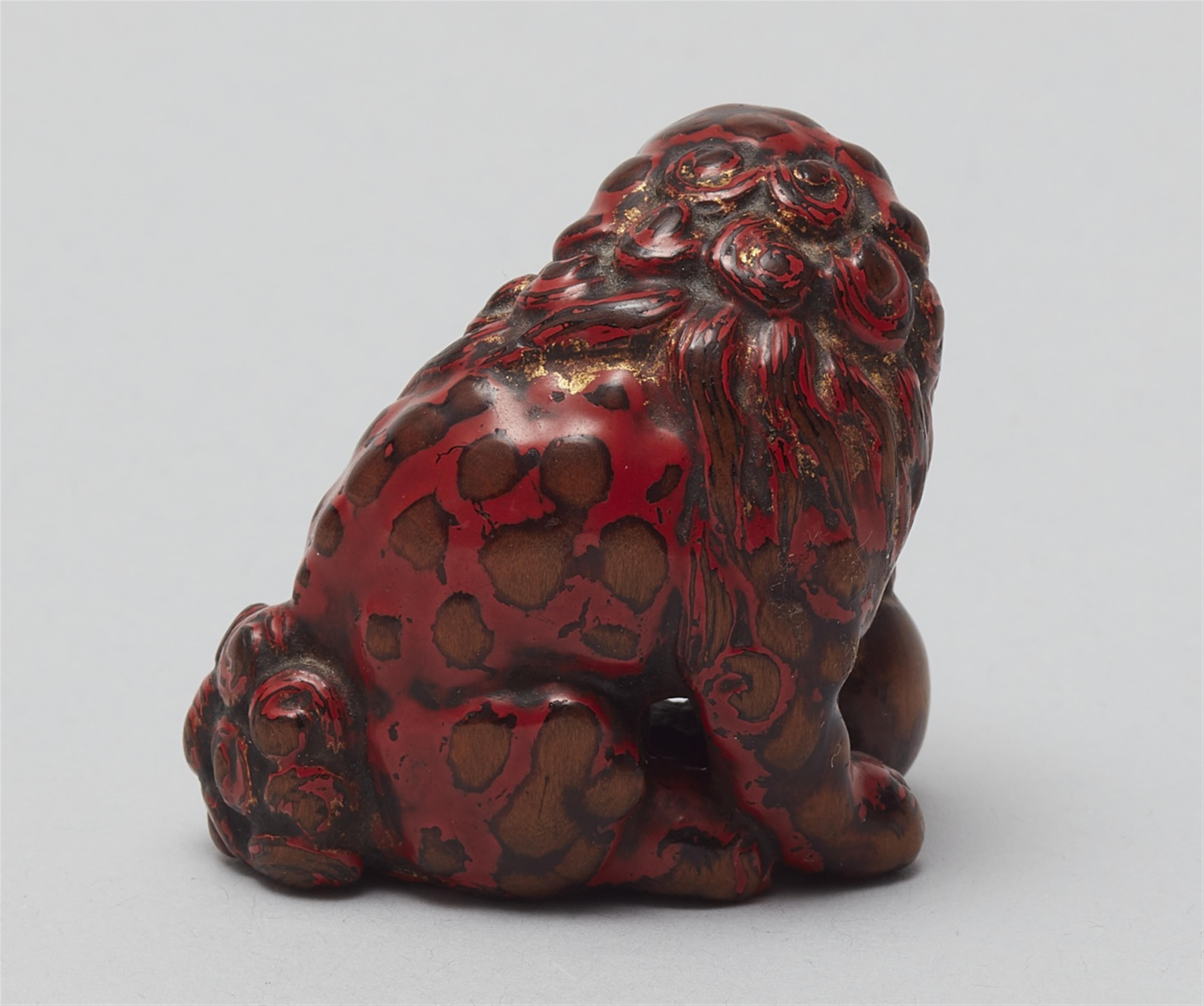 A boxwood and negoro-lacquered netsuke of a shishi. Early 19th century - image-2