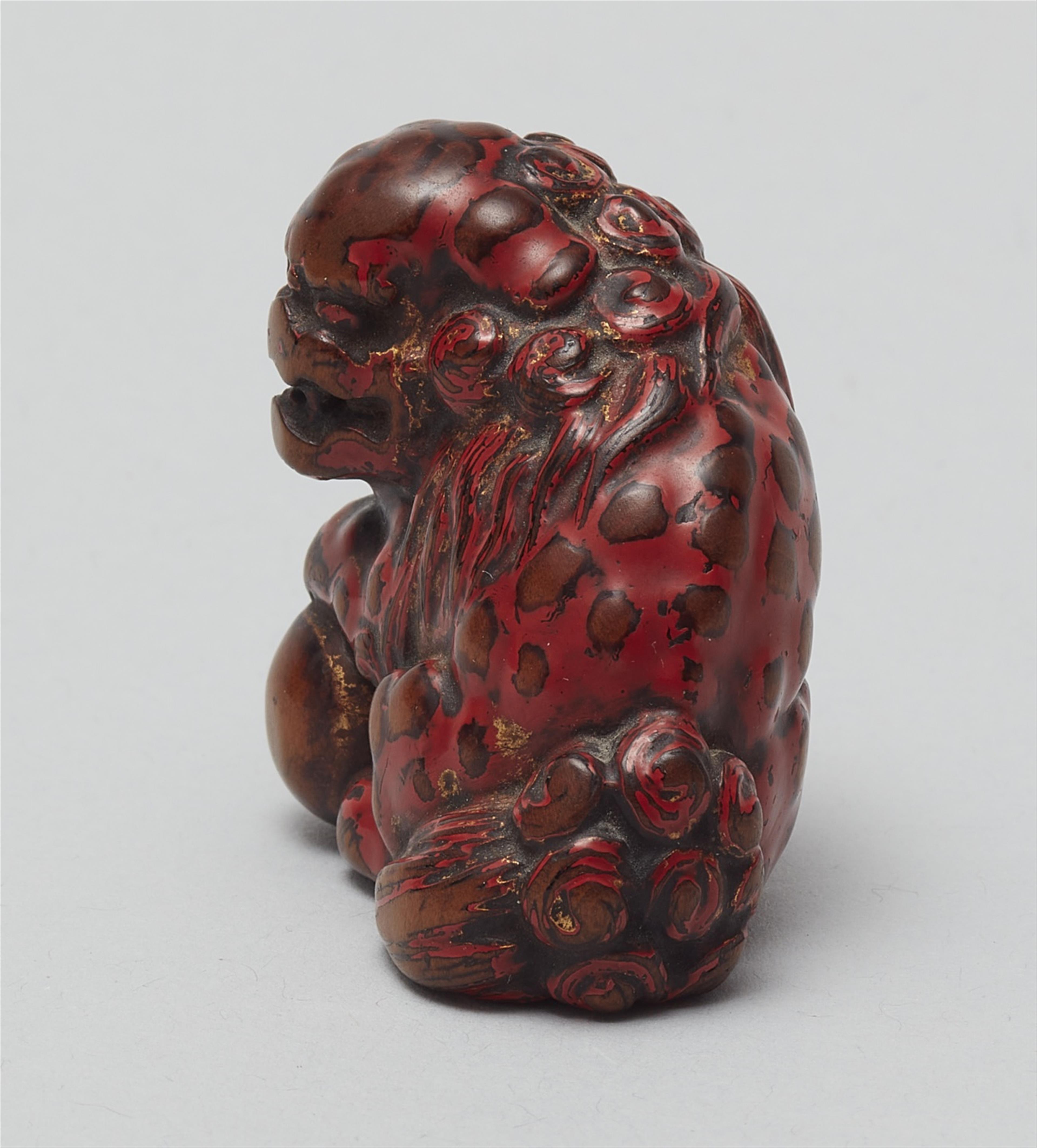 A boxwood and negoro-lacquered netsuke of a shishi. Early 19th century - image-3