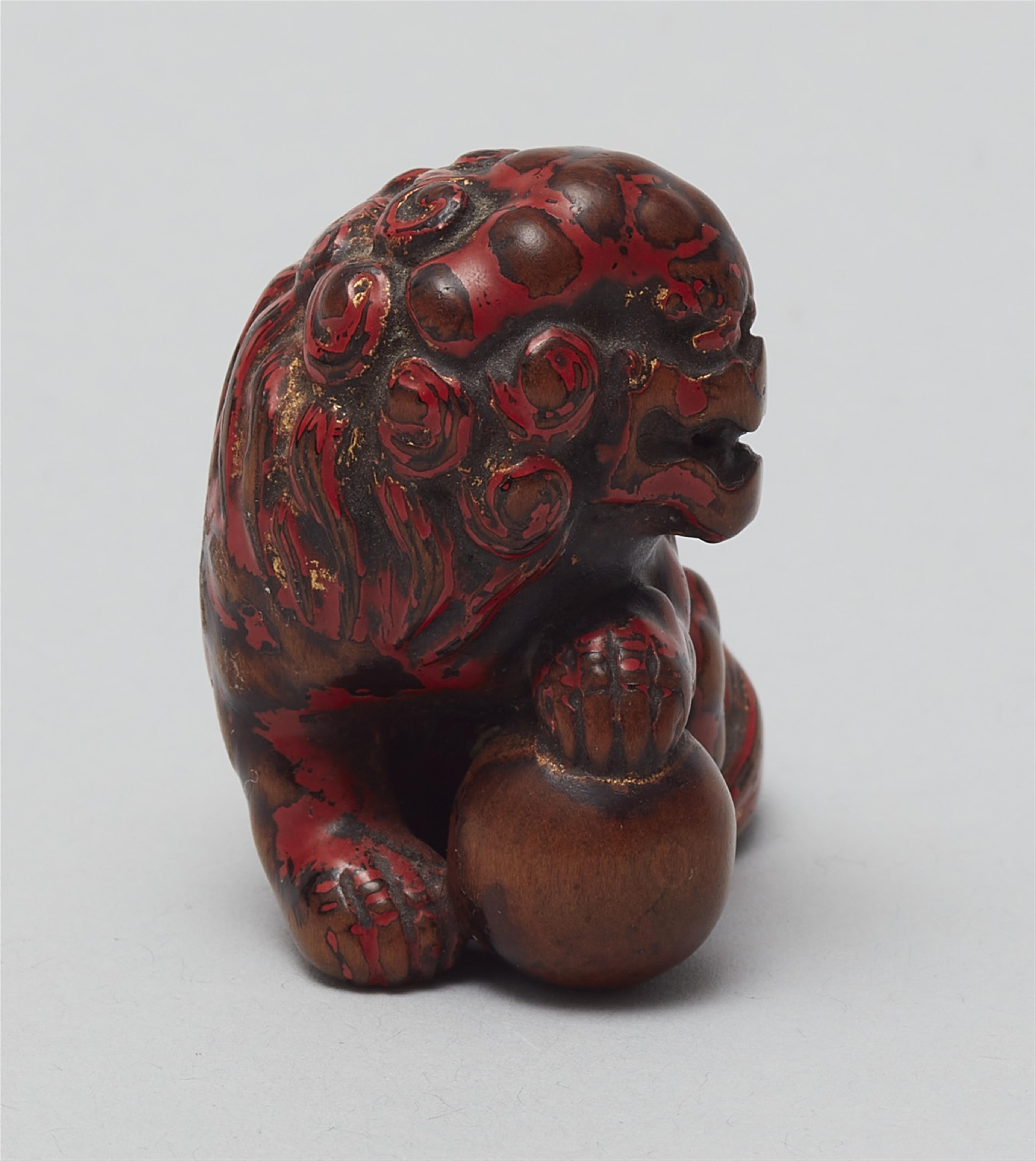 A boxwood and negoro-lacquered netsuke of a shishi. Early 19th century - image-4