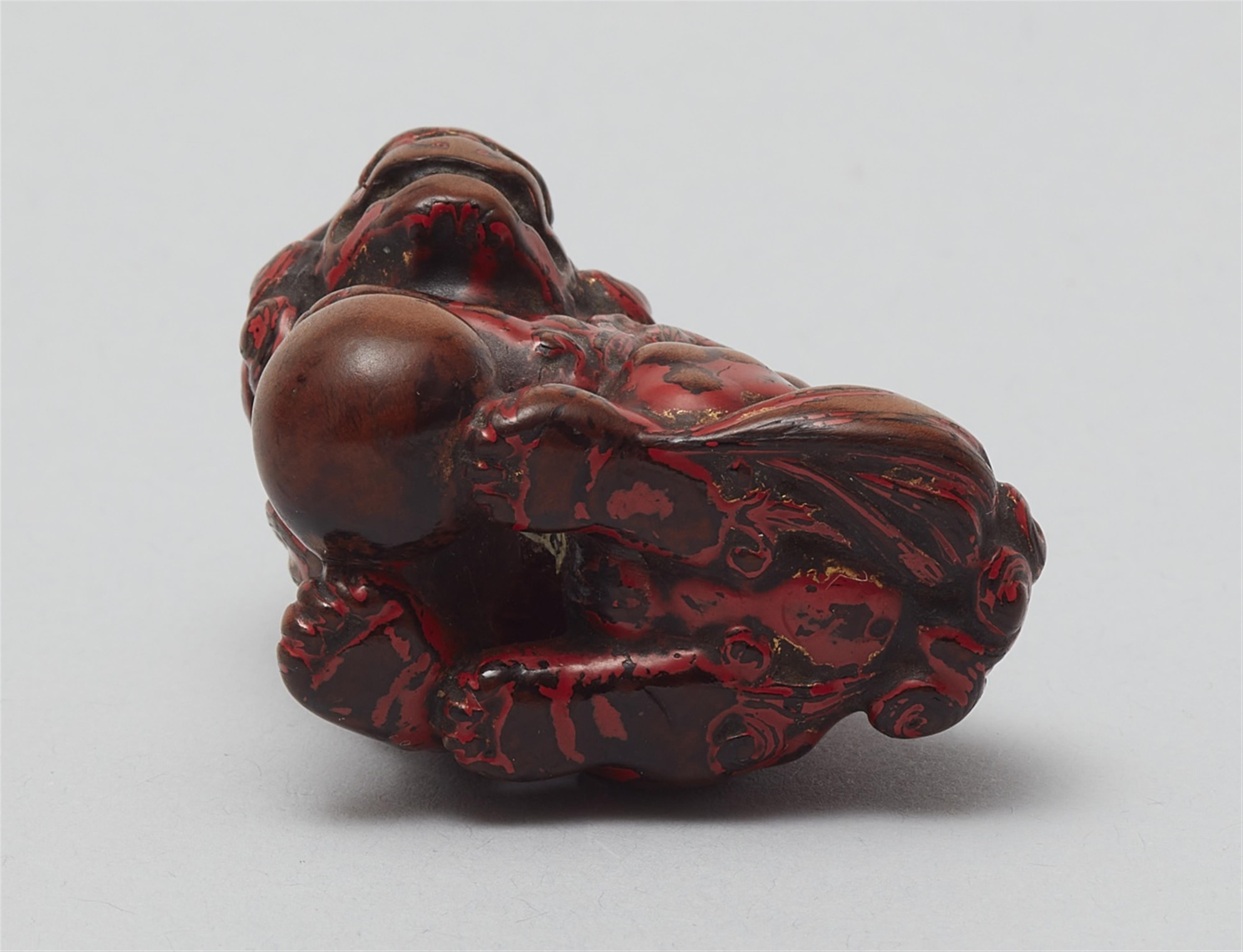 A boxwood and negoro-lacquered netsuke of a shishi. Early 19th century - image-5