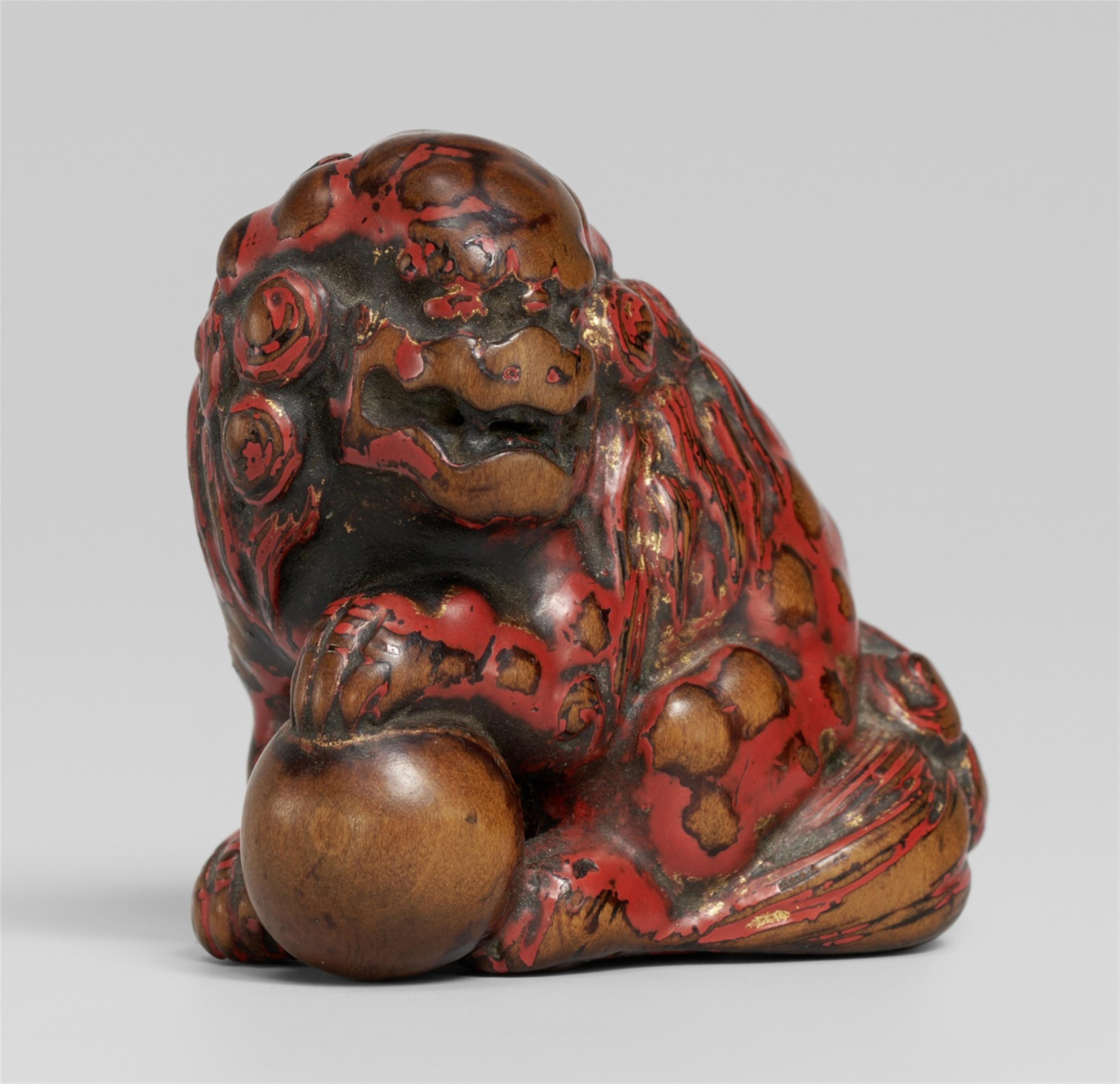 A boxwood and negoro-lacquered netsuke of a shishi. Early 19th century - image-1