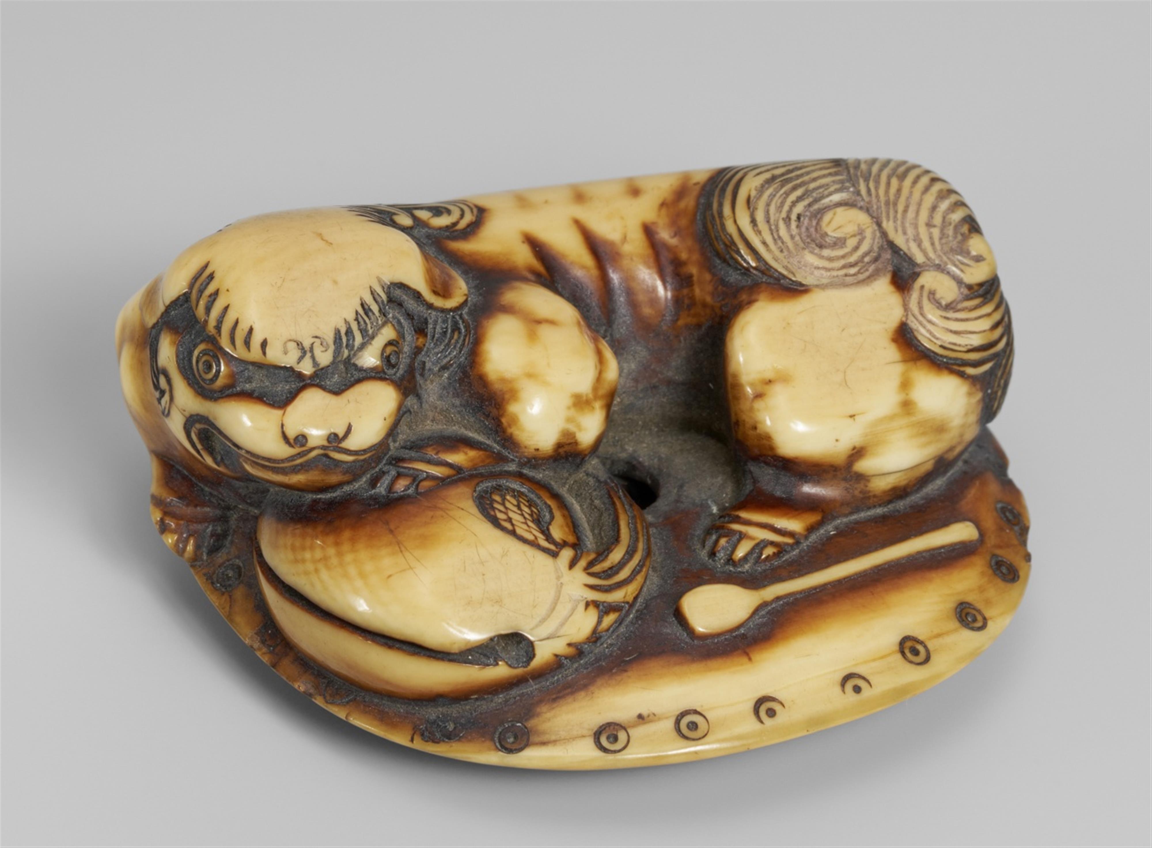 A stained ivory netsuke of a shishi lying on a cushion. Early 19th century - image-1