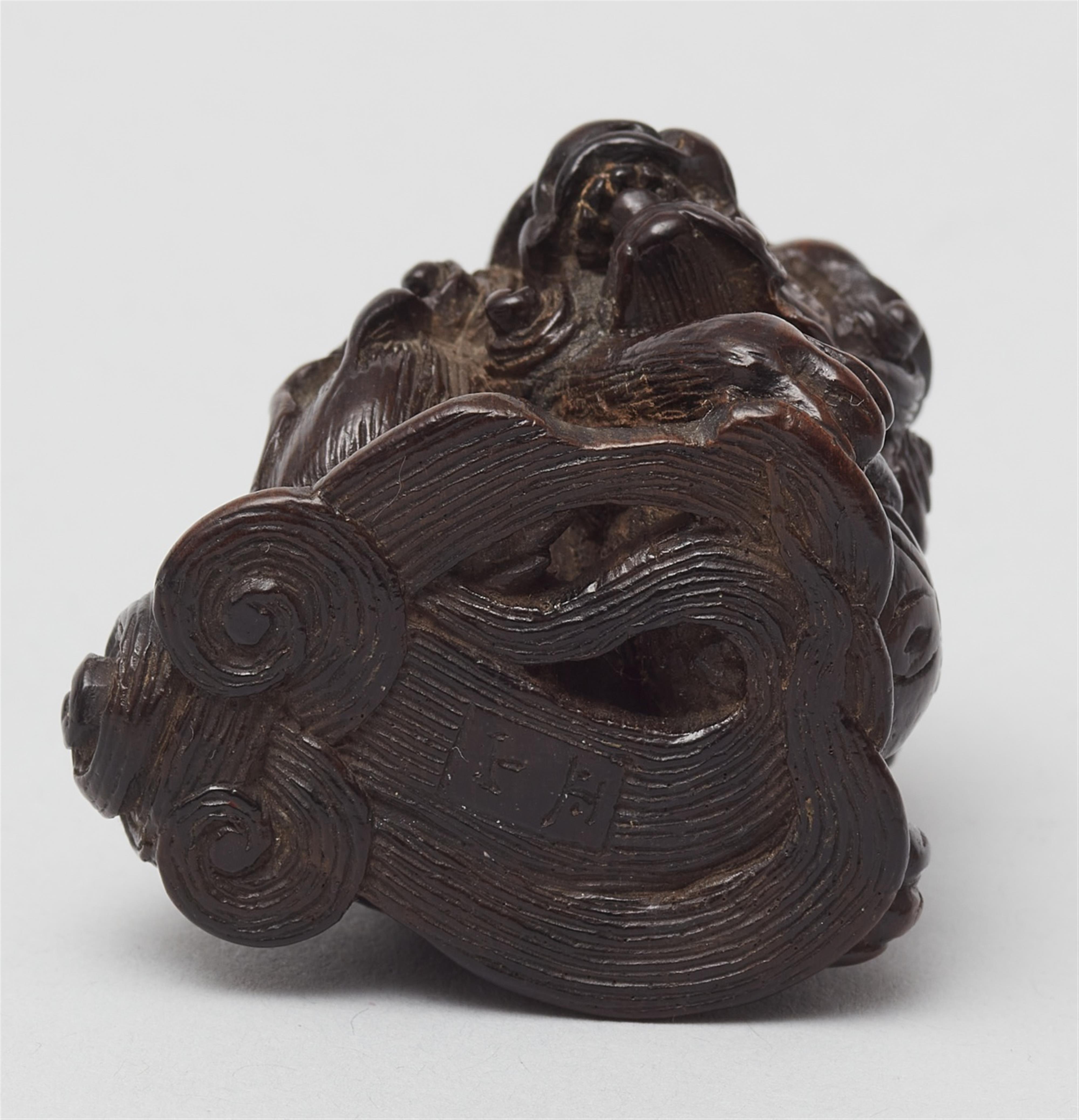 A large dark wood netsuke of a shishi. 19th century - image-5