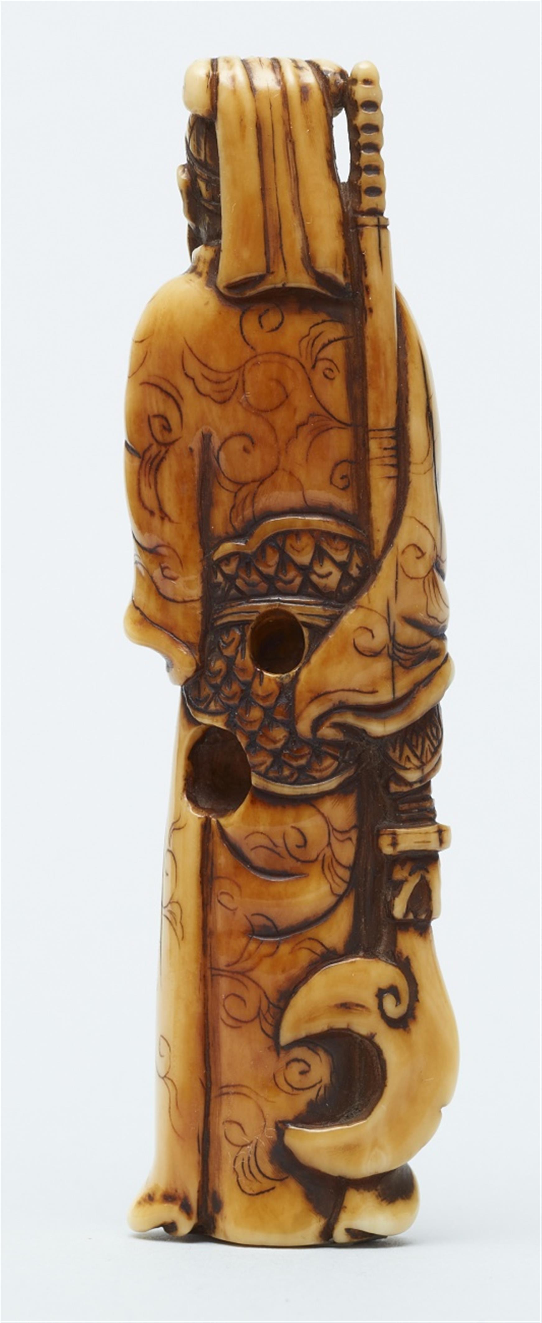 An ivory netsuke of a tall figure of Kan'u. 18th centuy - image-2