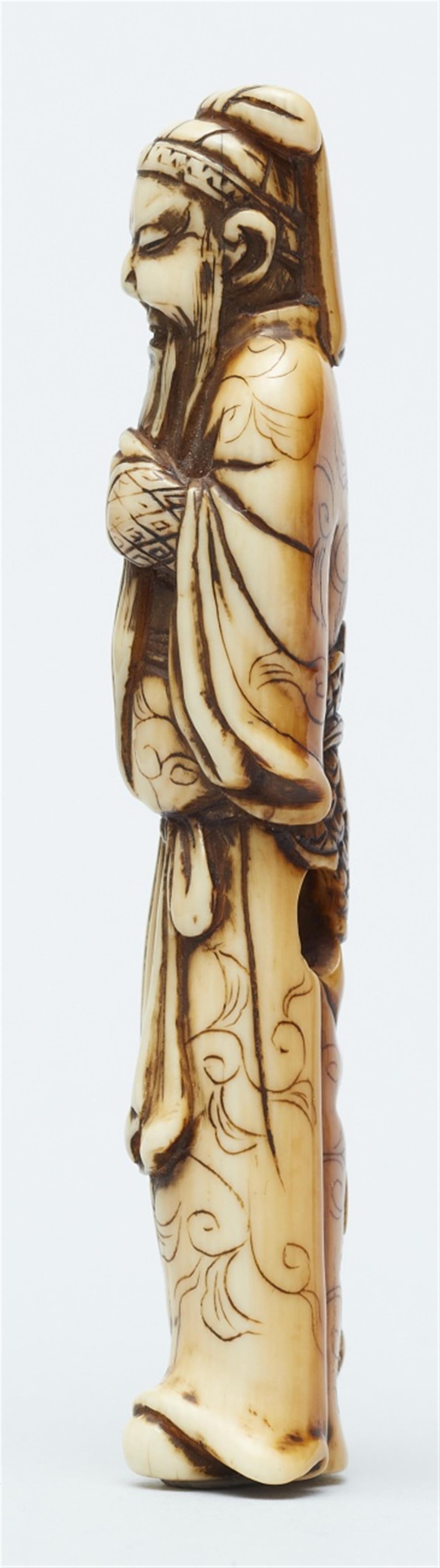 An ivory netsuke of a tall figure of Kan'u. 18th centuy - image-3