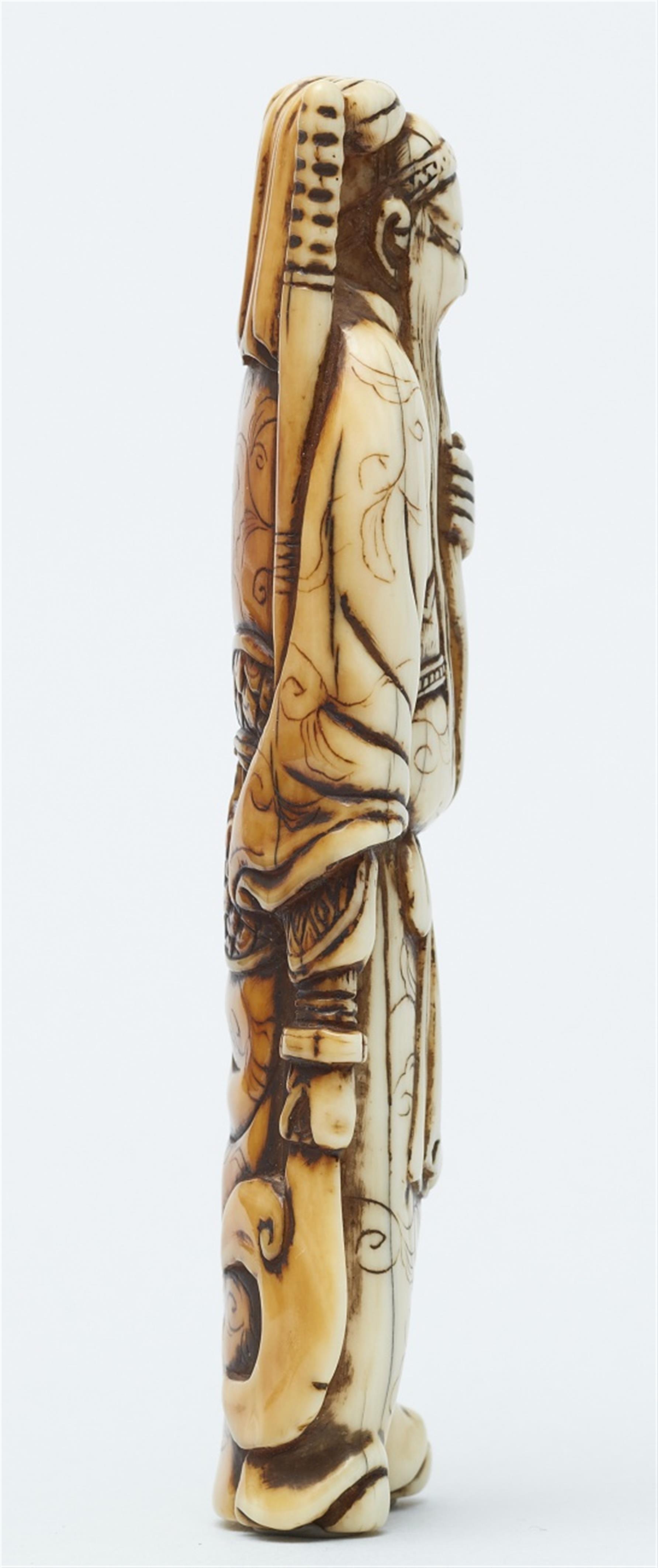 An ivory netsuke of a tall figure of Kan'u. 18th centuy - image-4