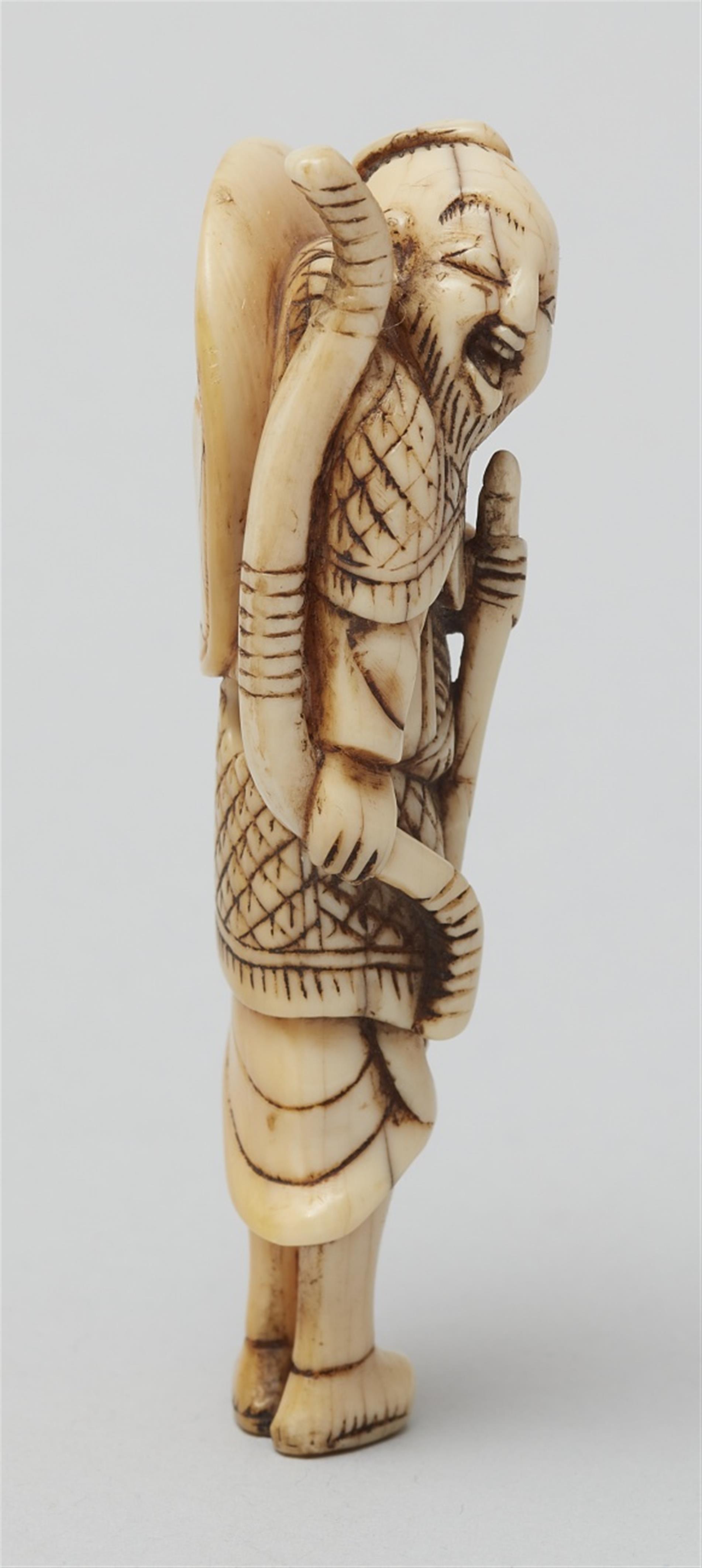 An ivory netsuke of a laughing Mongolian archer. Early 19th century - image-2