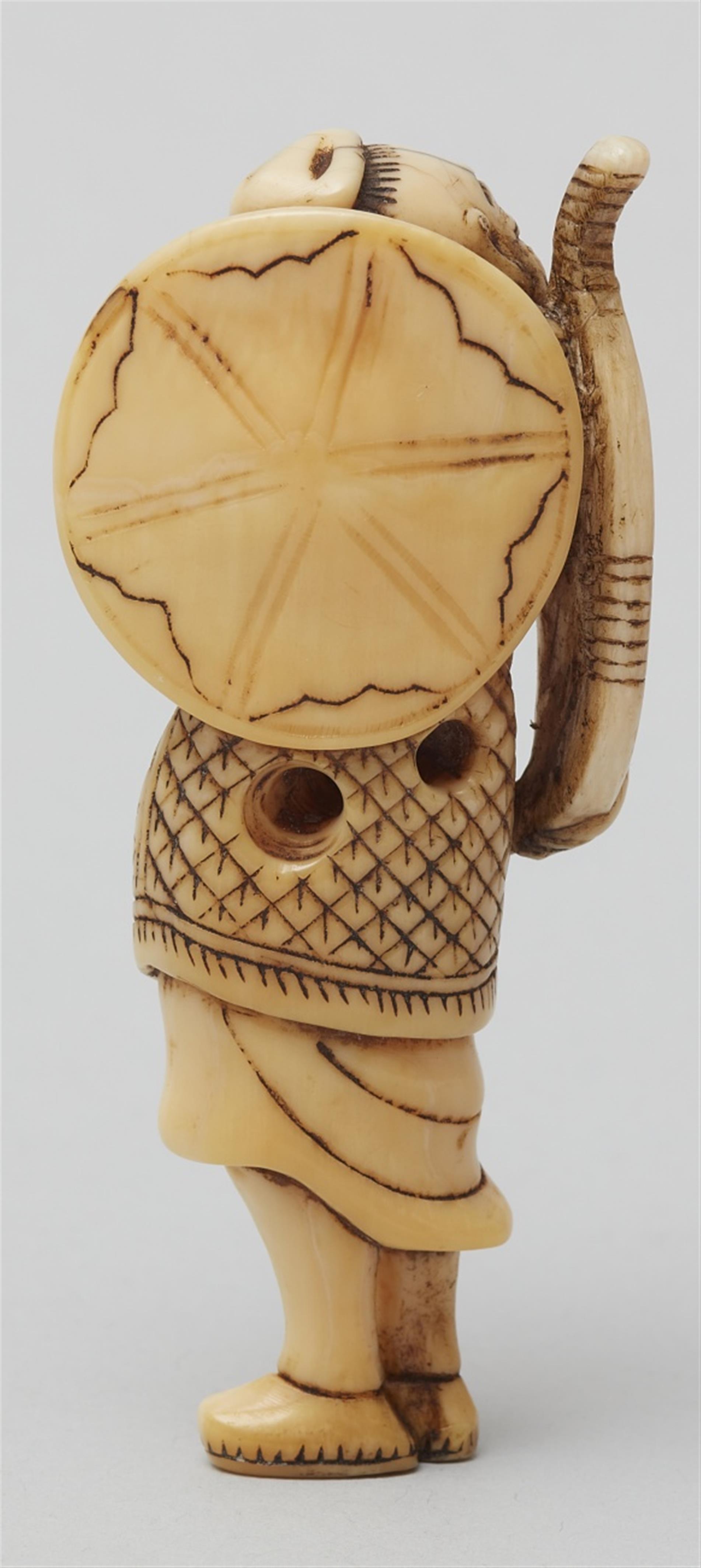 An ivory netsuke of a laughing Mongolian archer. Early 19th century - image-3