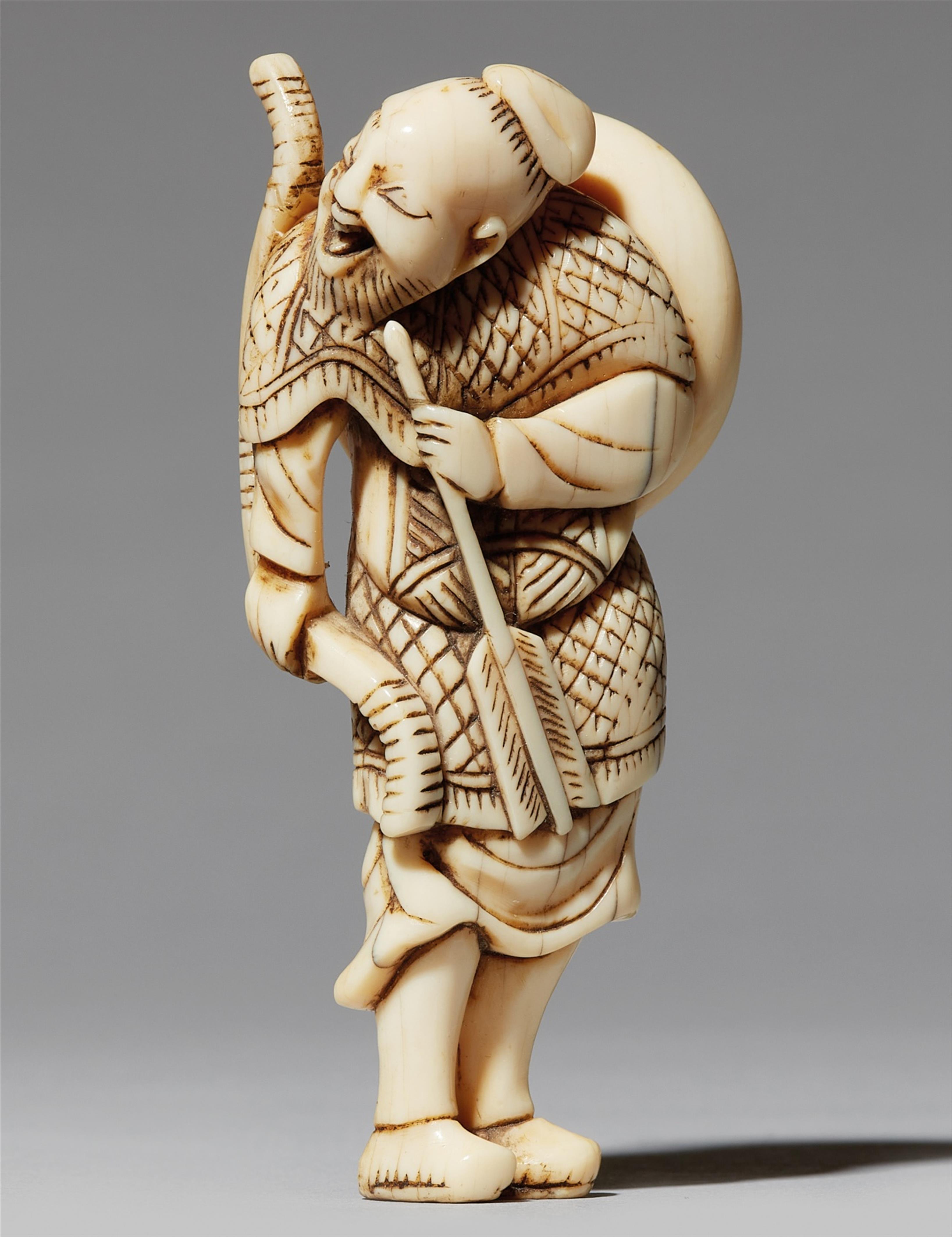 An ivory netsuke of a laughing Mongolian archer. Early 19th century - image-1