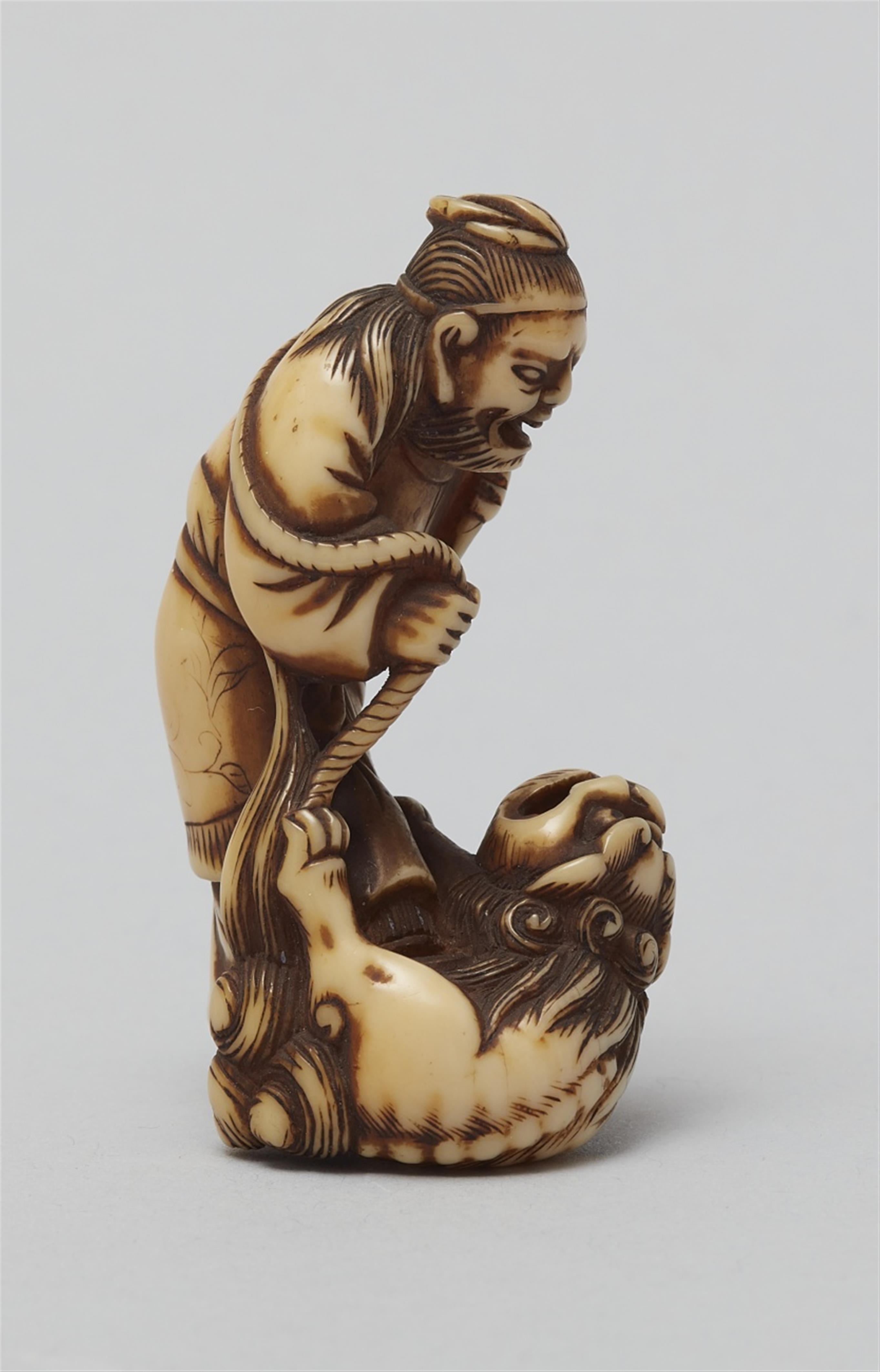 An ivory netsuke of a man from Senha. Late 18th century - image-2