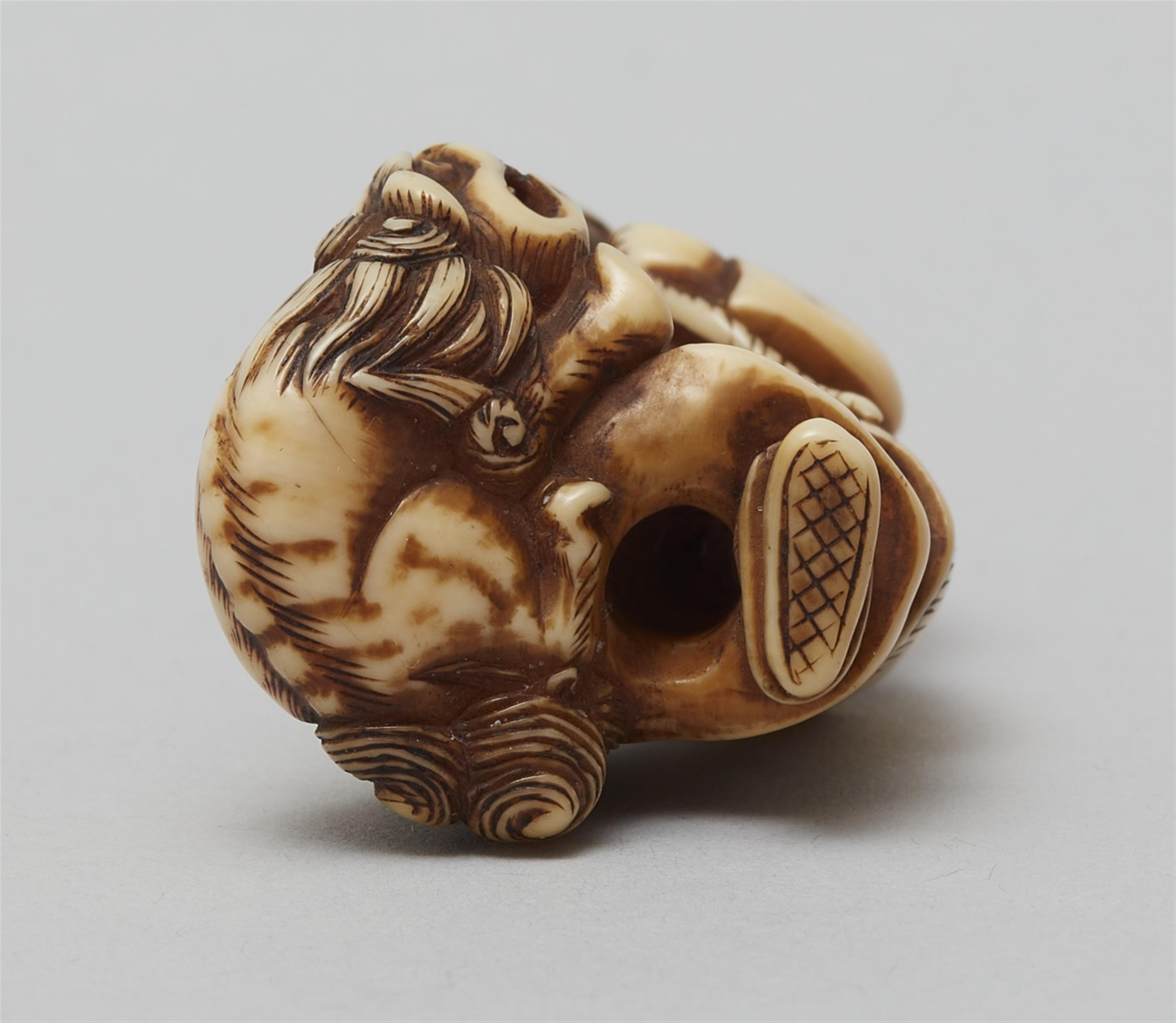 An ivory netsuke of a man from Senha. Late 18th century - image-5