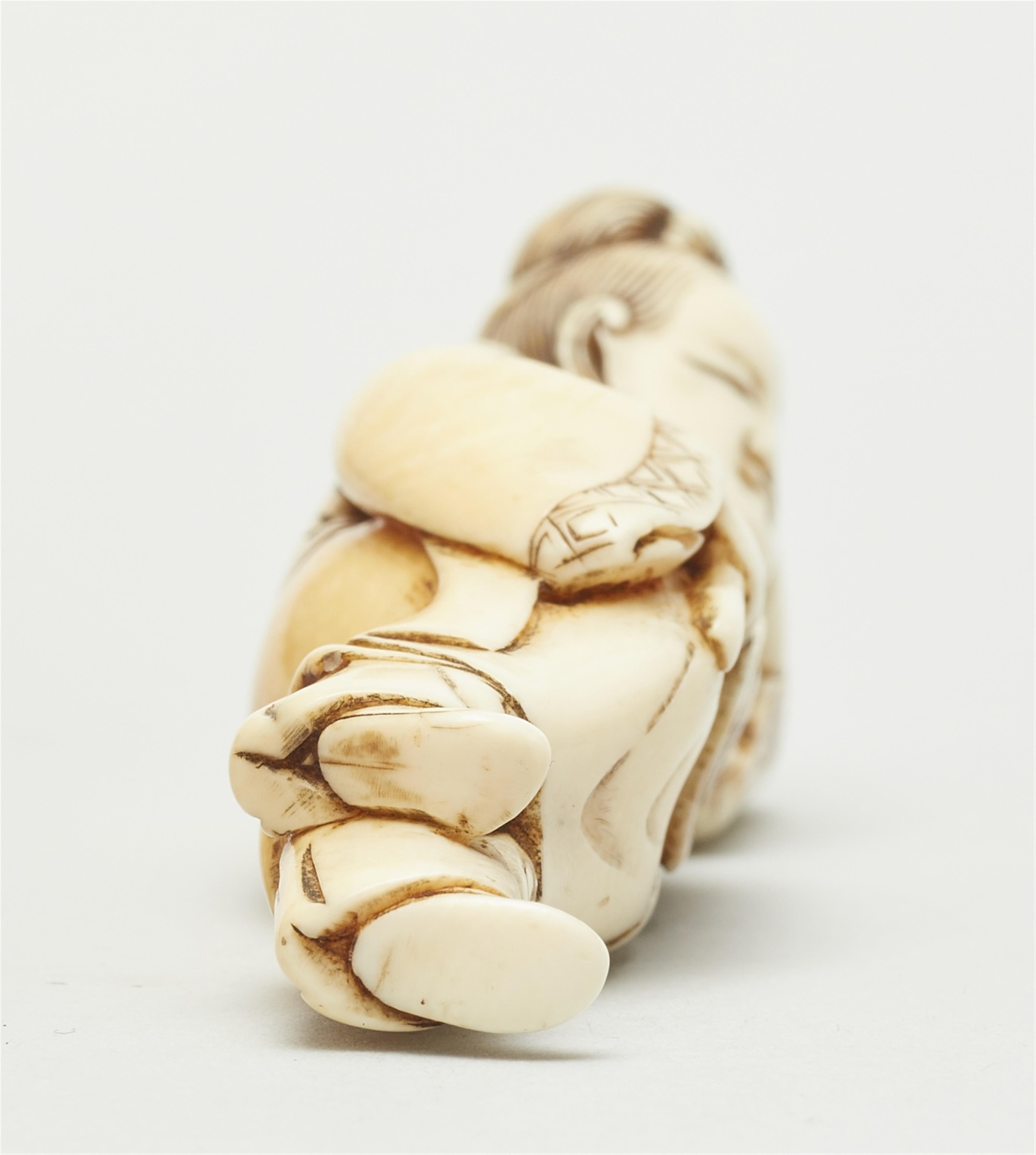 An ivory netsuke of a Chinese lady. 18th century - image-3