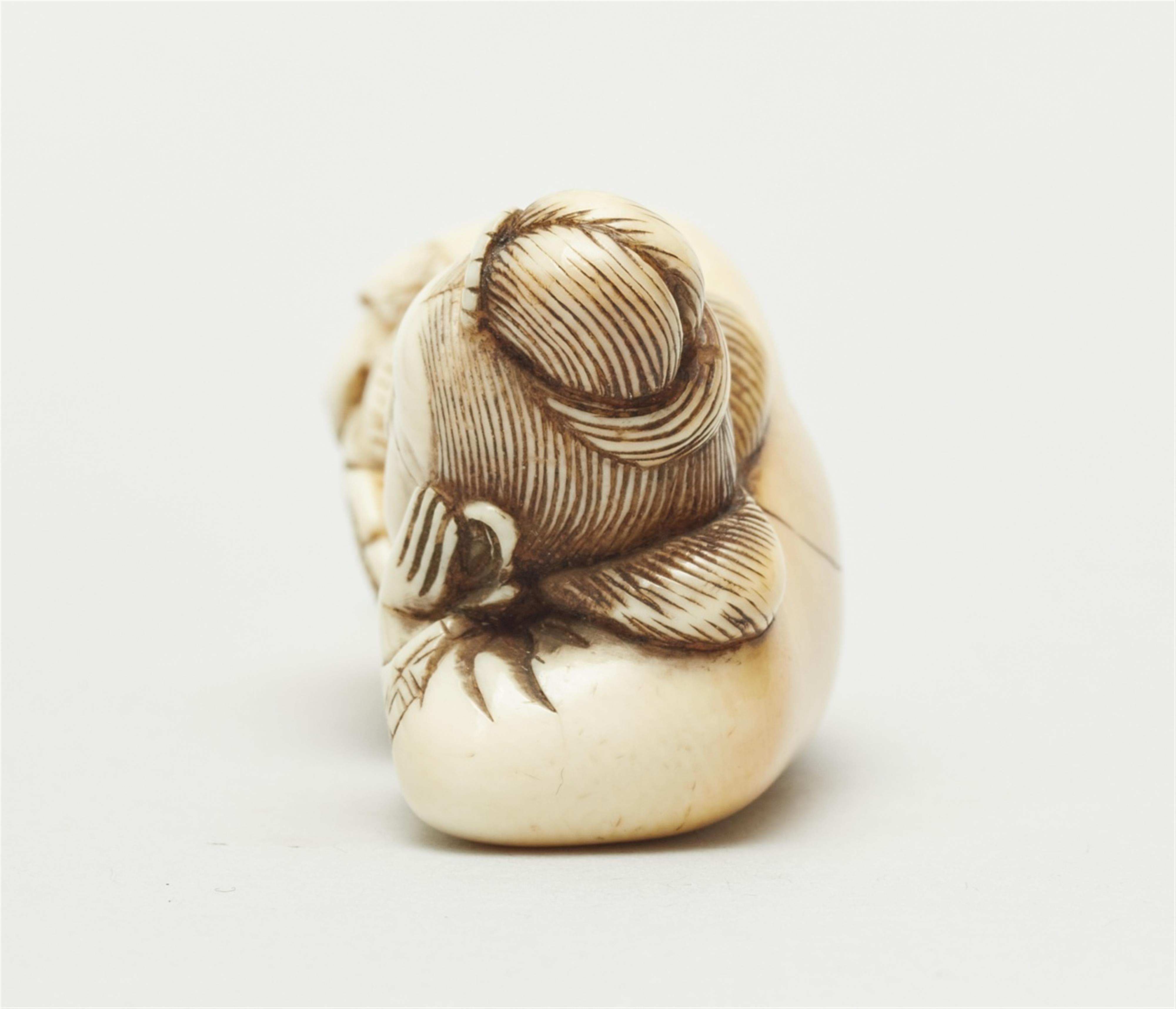 An ivory netsuke of a Chinese lady. 18th century - image-4