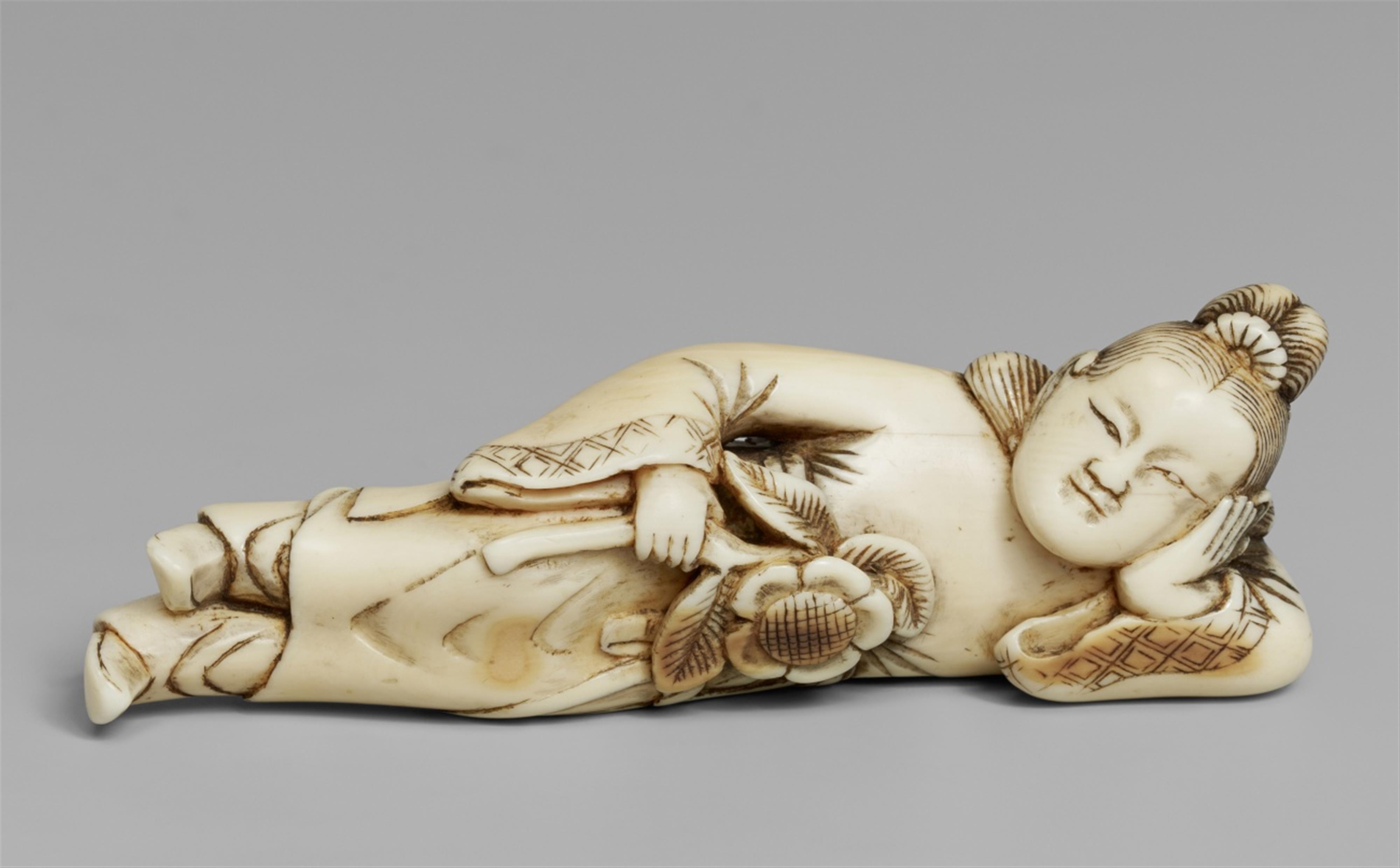 An ivory netsuke of a Chinese lady. 18th century - image-1