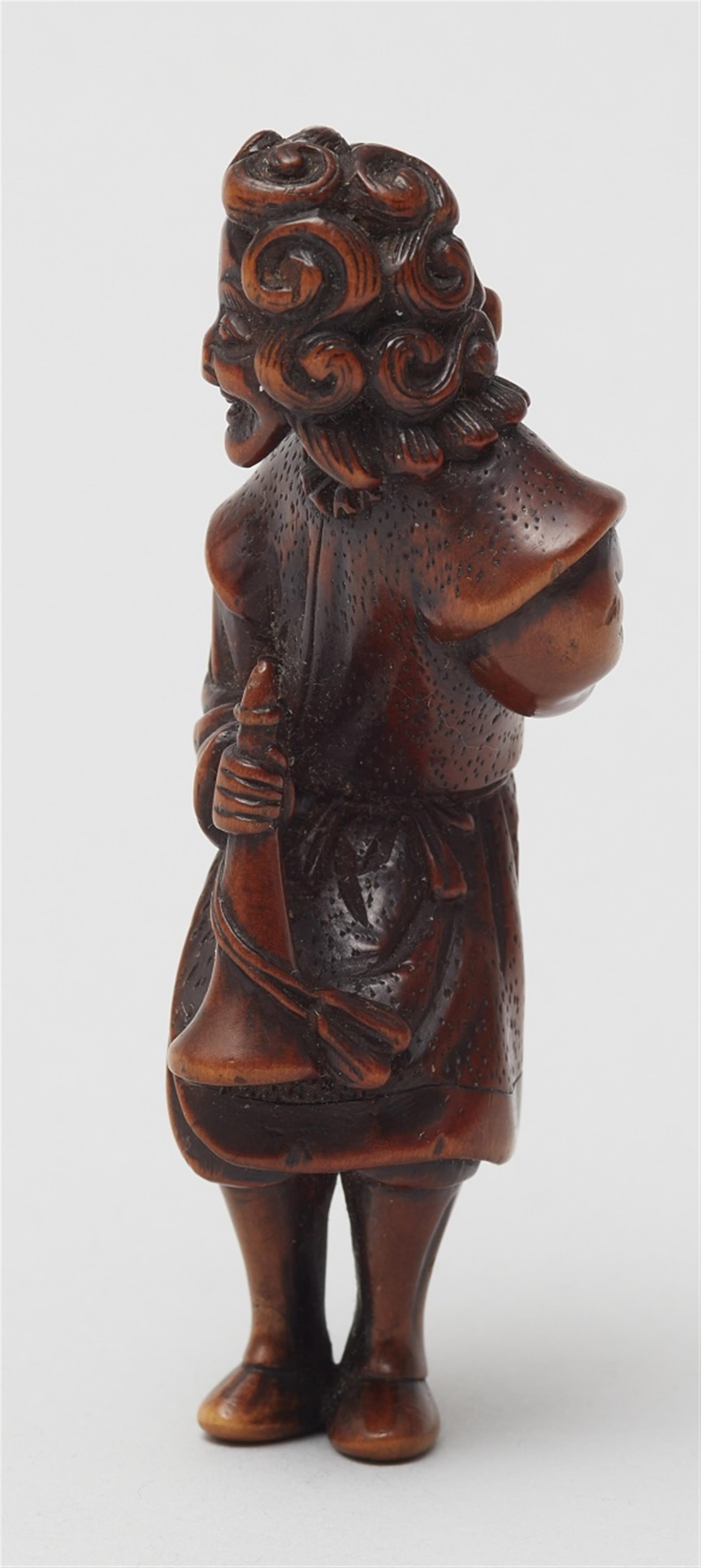 A boxwood netsuke of a Dutchman. 18th century - image-2