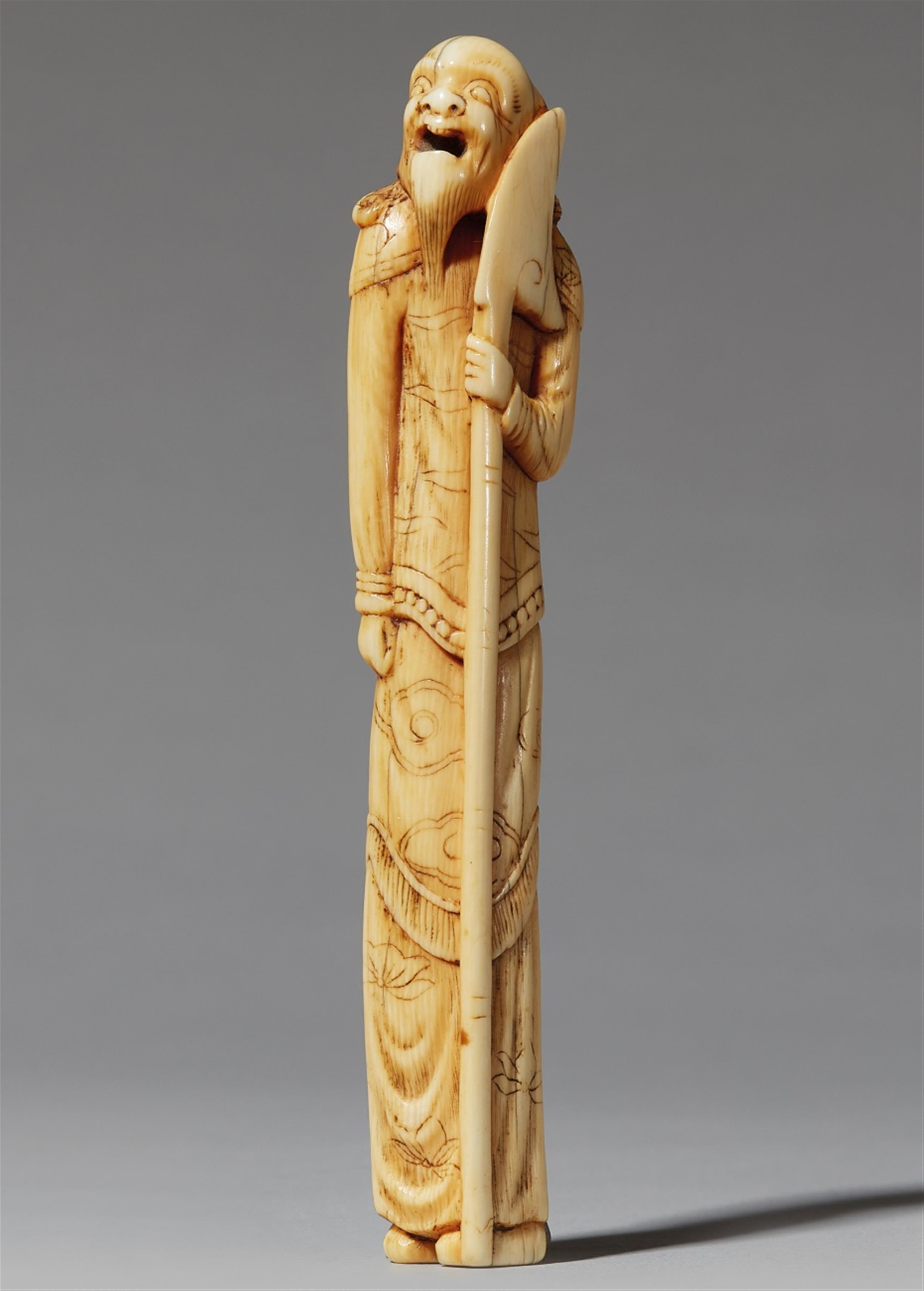 An ivory netsuke of a bearded foreigner. 18th century - image-1