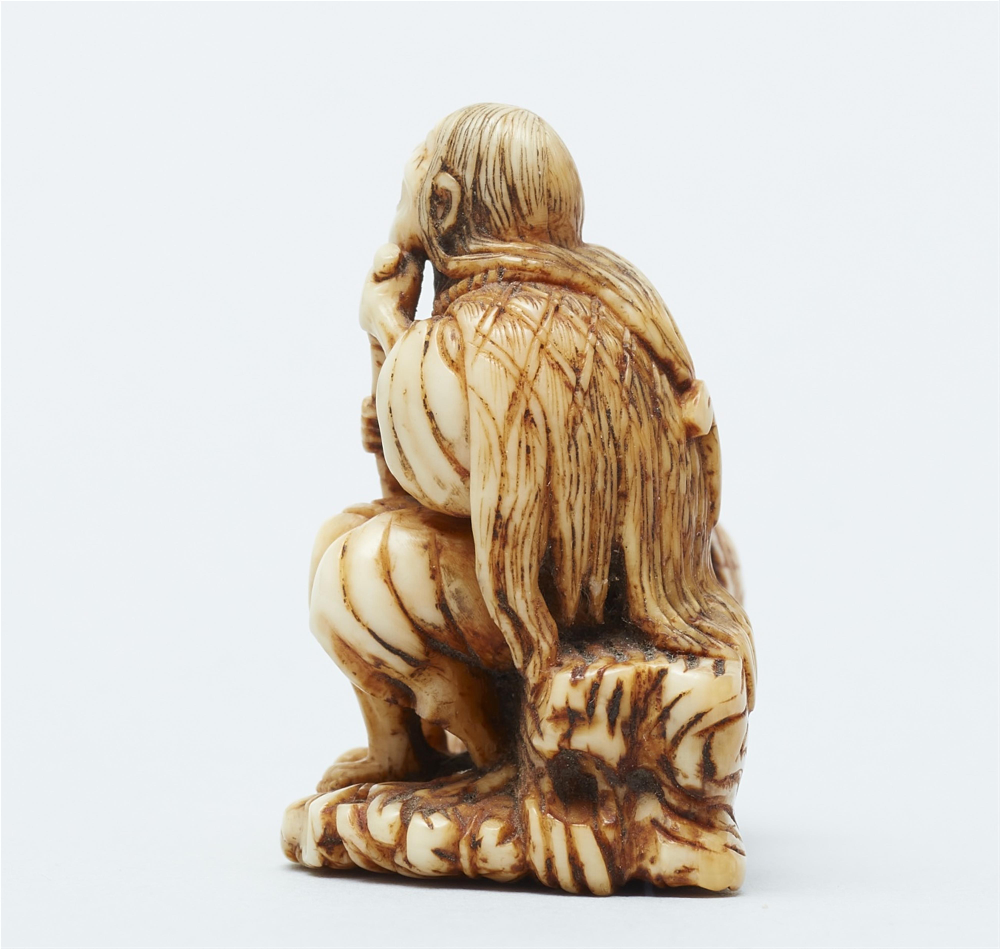 A stained ivory netsuke of Ono no Komachi. 19th century - image-3