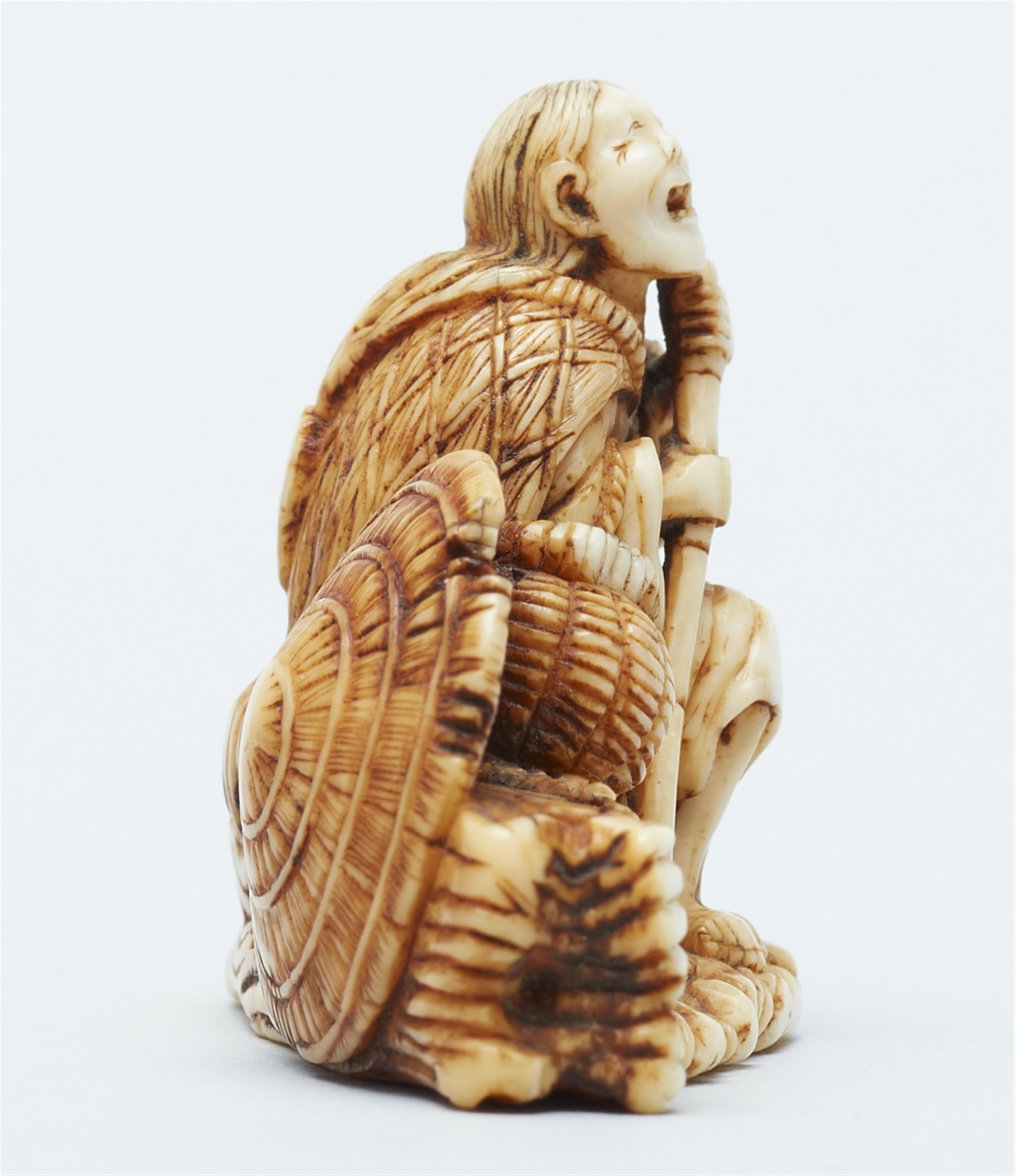 A stained ivory netsuke of Ono no Komachi. 19th century - image-4