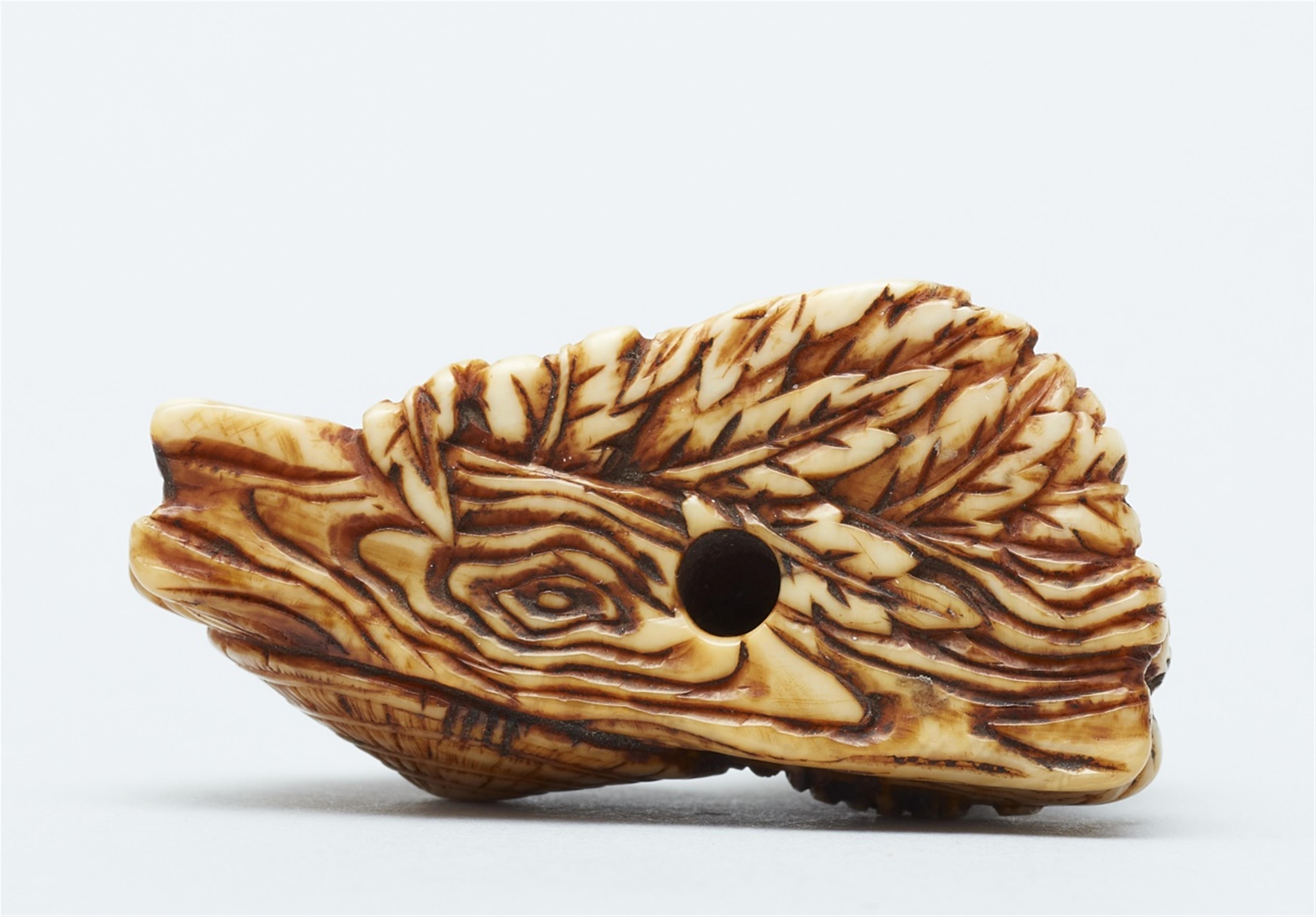 A stained ivory netsuke of Ono no Komachi. 19th century - image-5