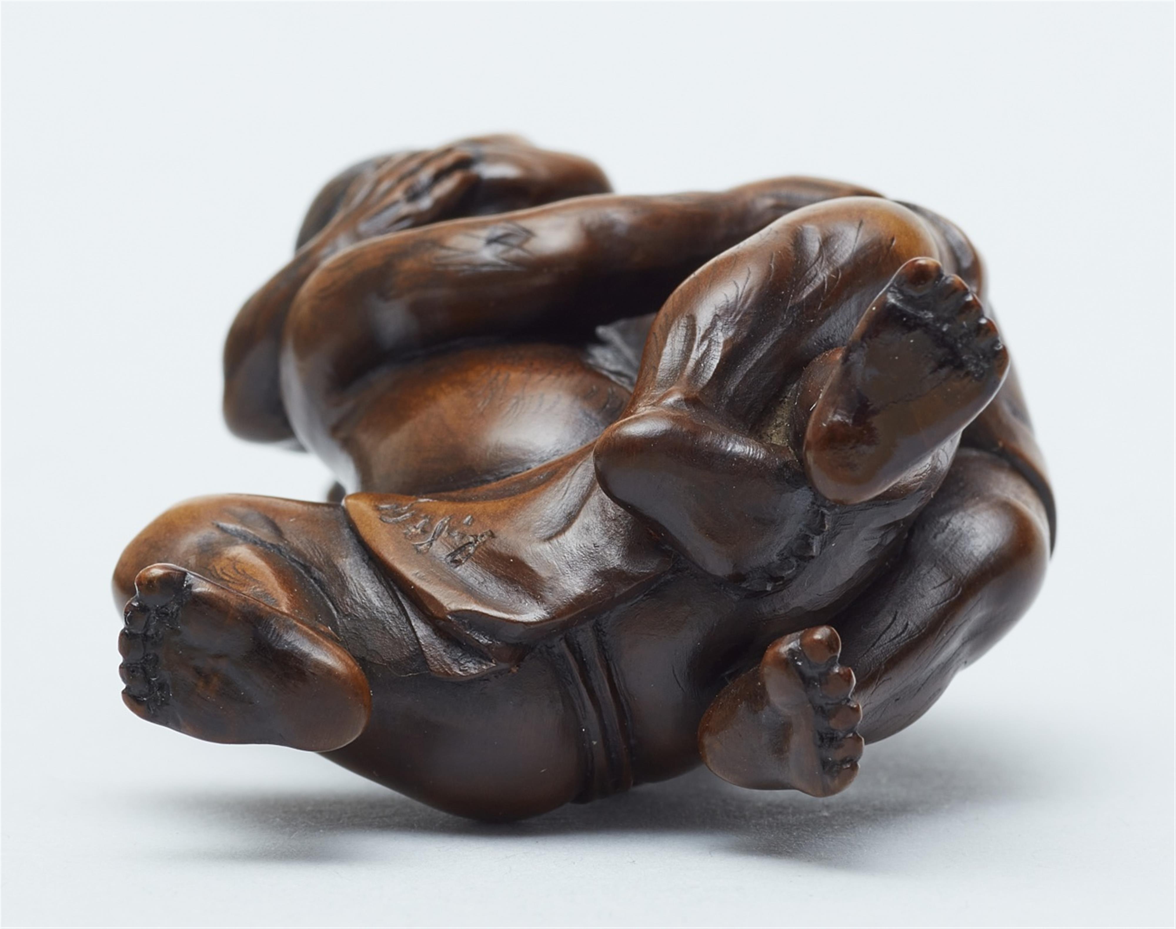 A boxwood okimono netsuke of two wrestlers, by Unhodo Masayoshi. Late 19th century - image-5