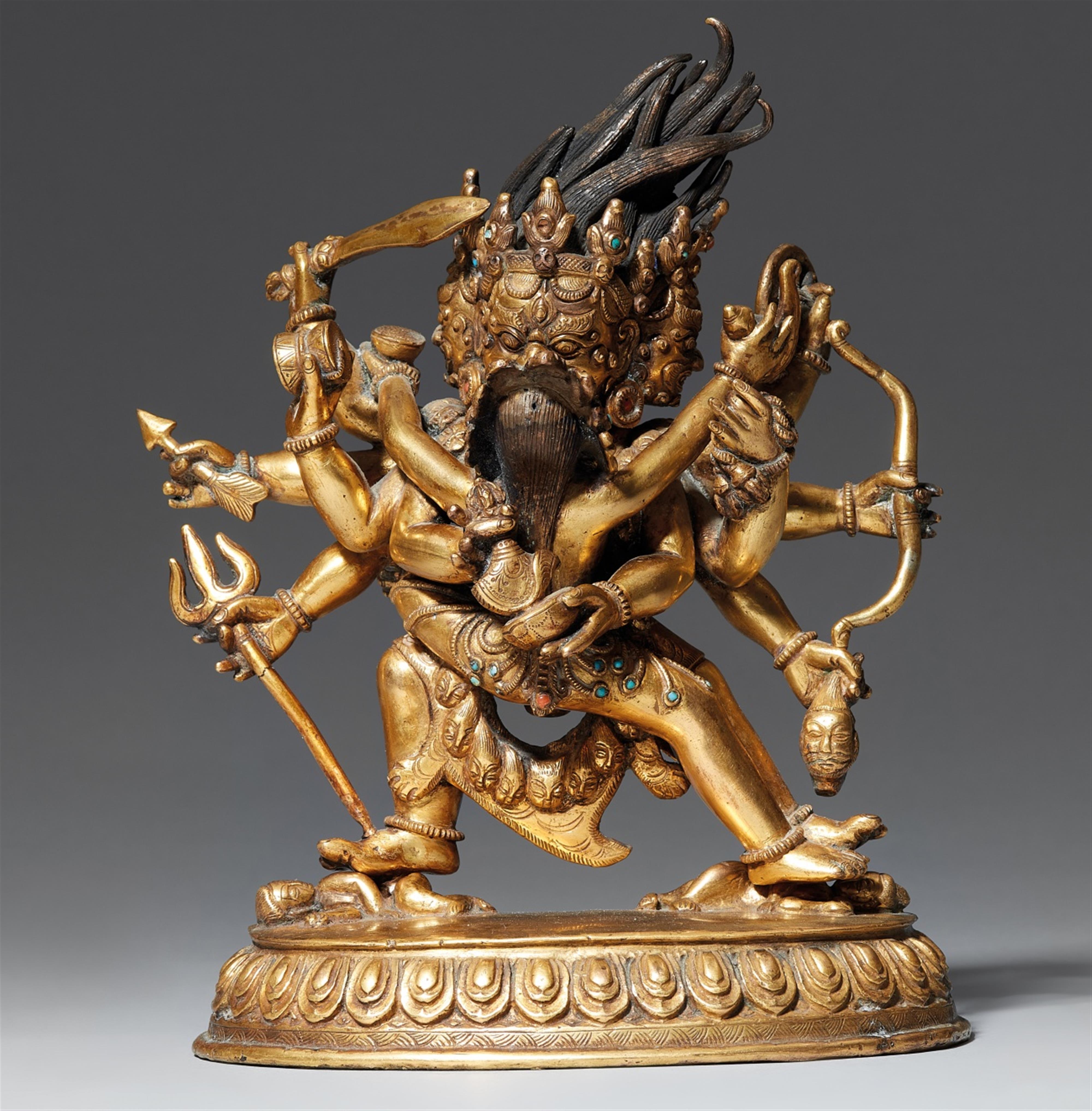 Mahakala yab-yum. Feuervergoldete Bronze. Tibetochinesisch. 18./19. Jh. - image-1