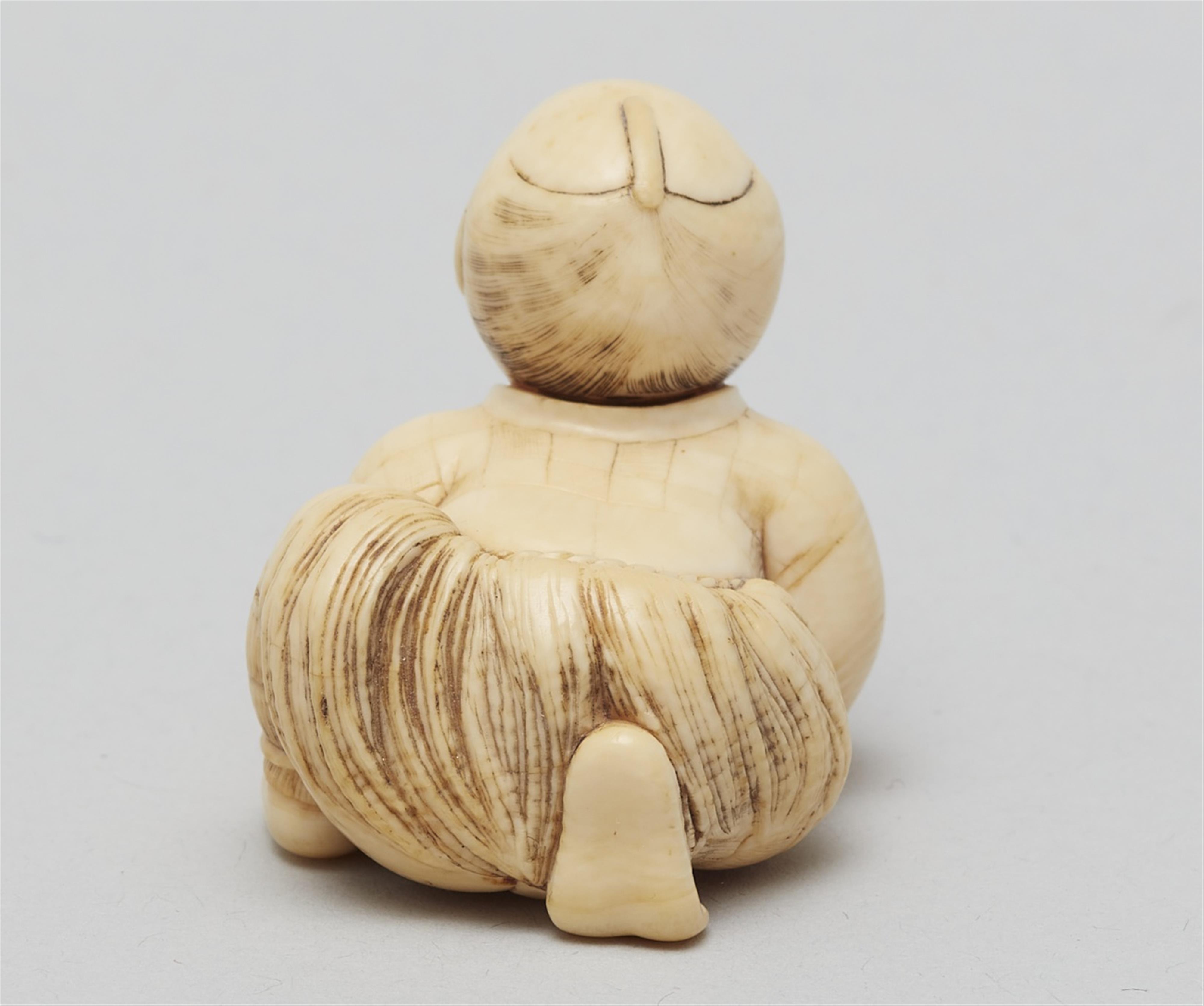 An ivory netsuke of a fisherman with a tortoise. Mid-19th century - image-2