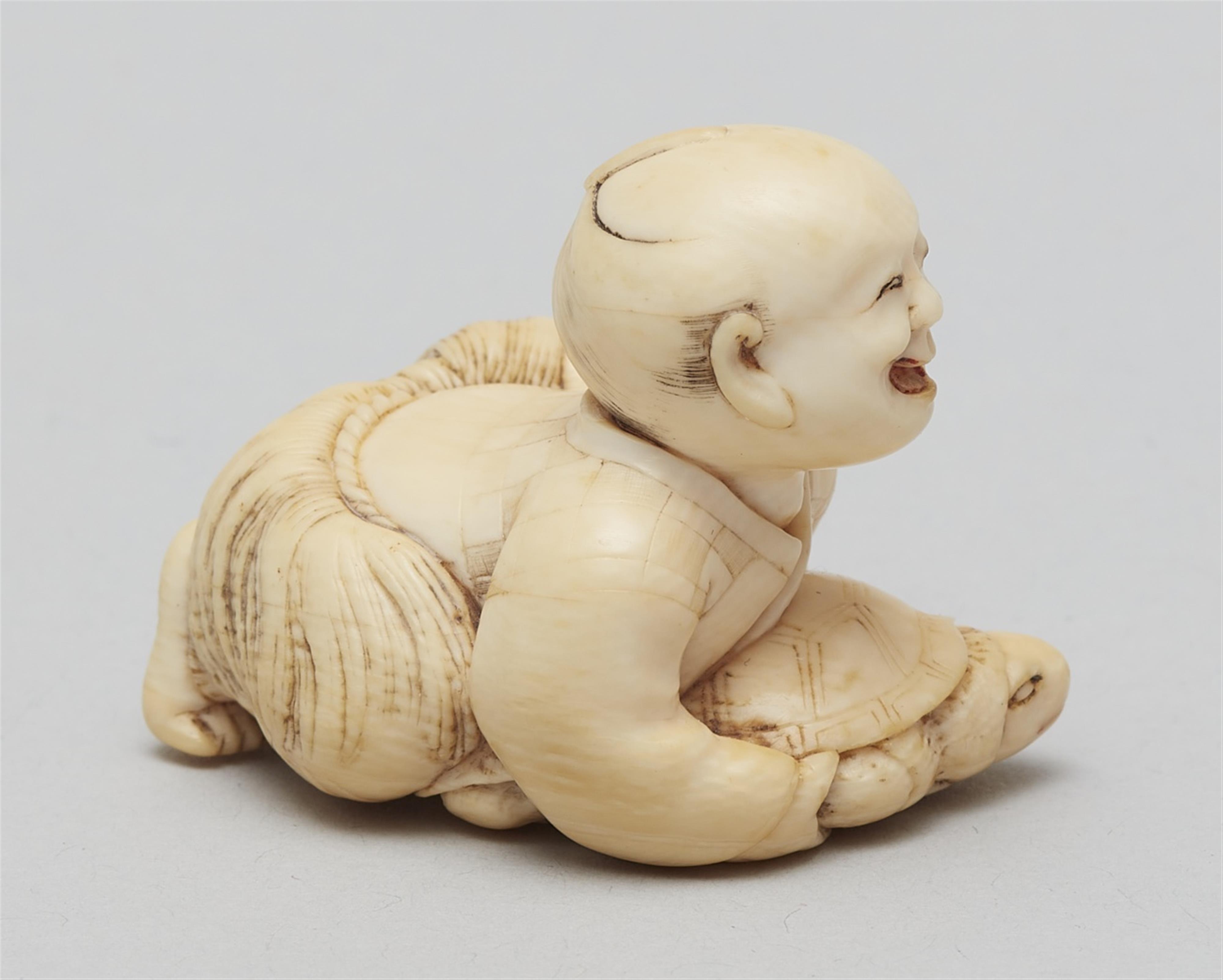 An ivory netsuke of a fisherman with a tortoise. Mid-19th century - image-3