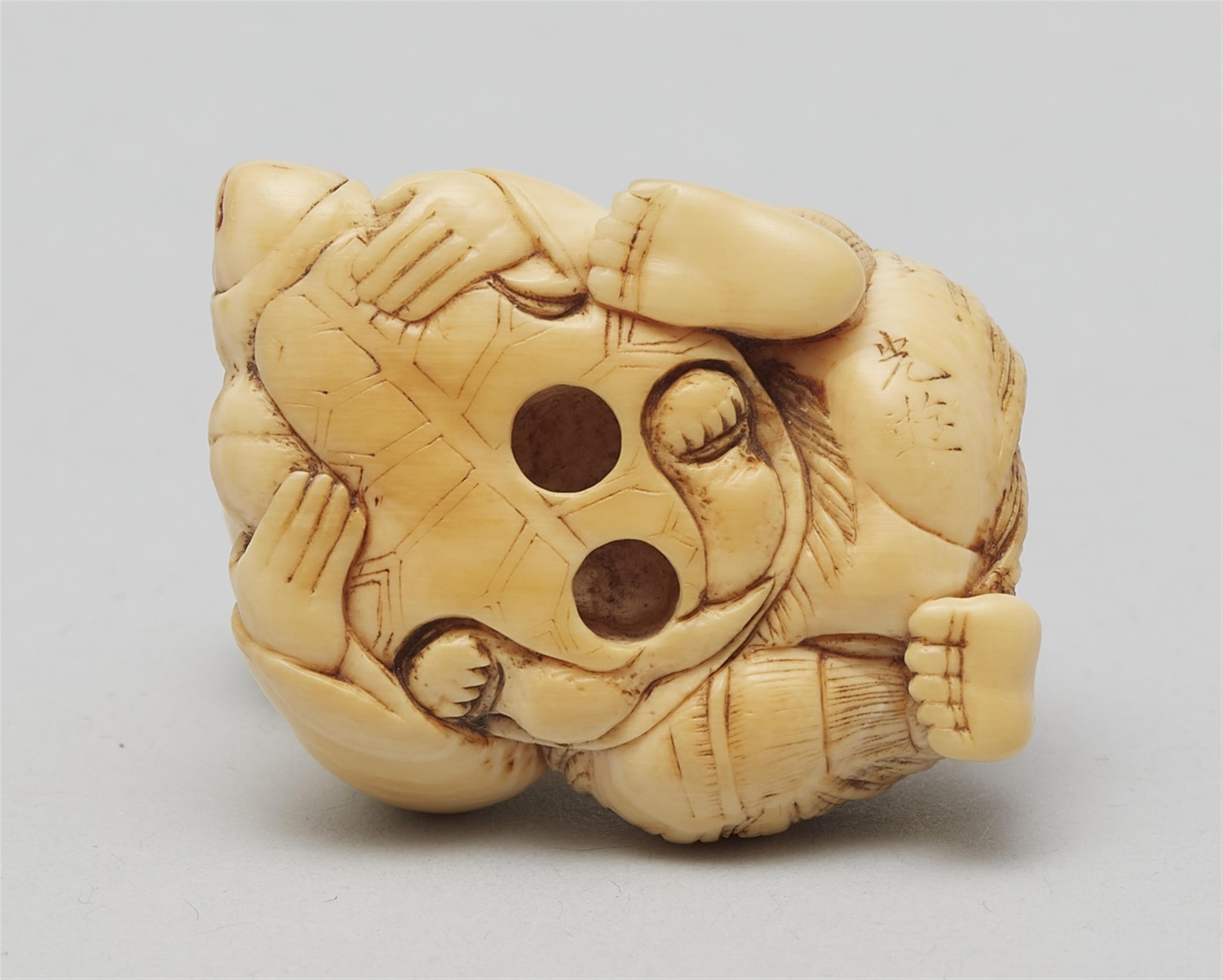 An ivory netsuke of a fisherman with a tortoise. Mid-19th century - image-5