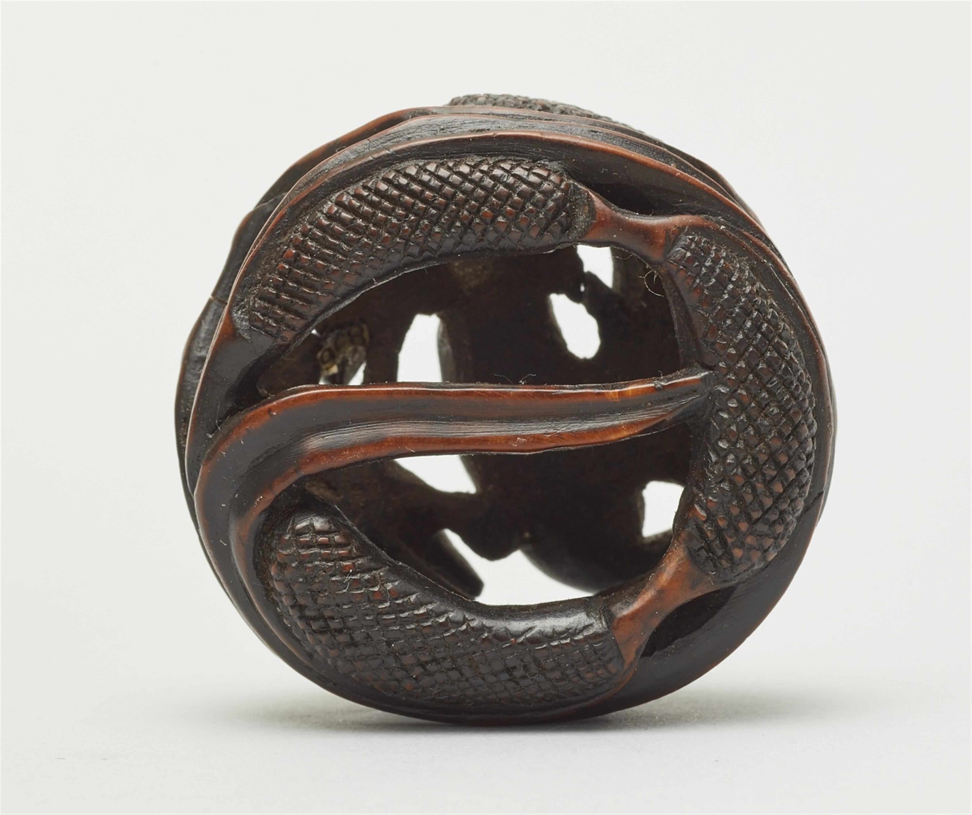 A stained boxwood ryûsa manjû netsuke of rats on millet. Second half 19th century - image-4