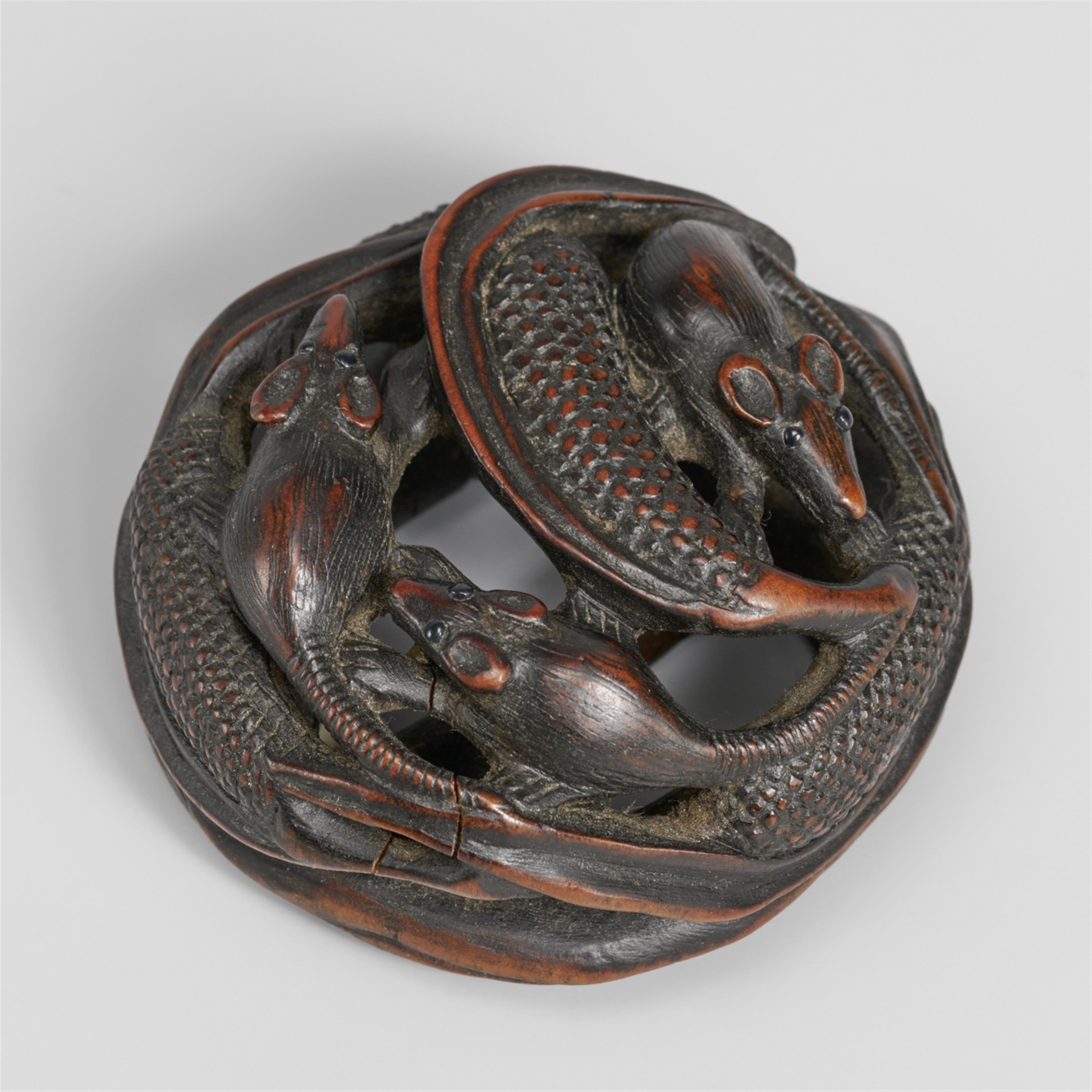 A stained boxwood ryûsa manjû netsuke of rats on millet. Second half 19th century - image-1