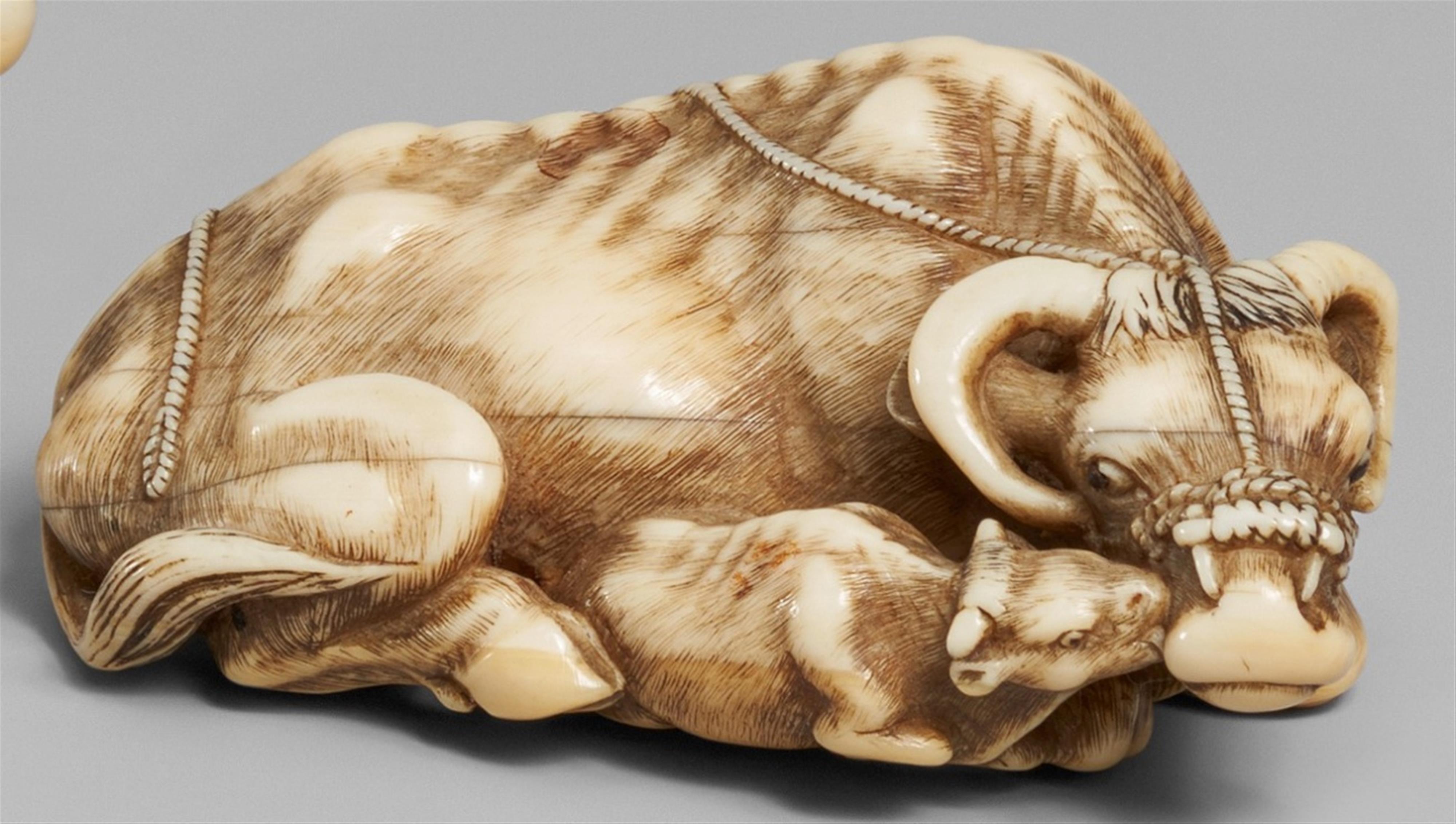 An ivory netsuke of a recumbent cow and calf. Late 18th century - image-1