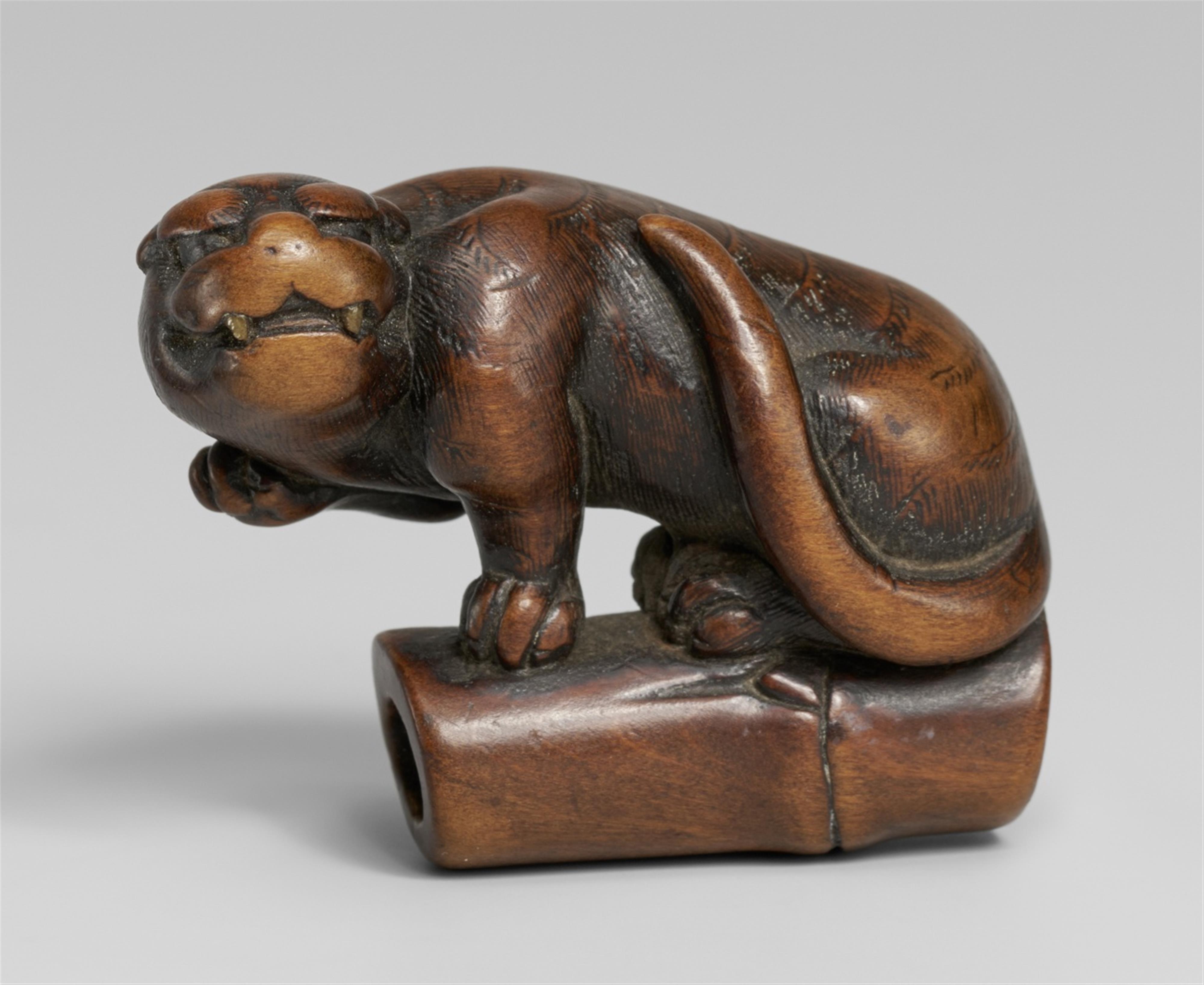 A boxwood netsuke of a tiger on bamboo. First half 19th century - image-1