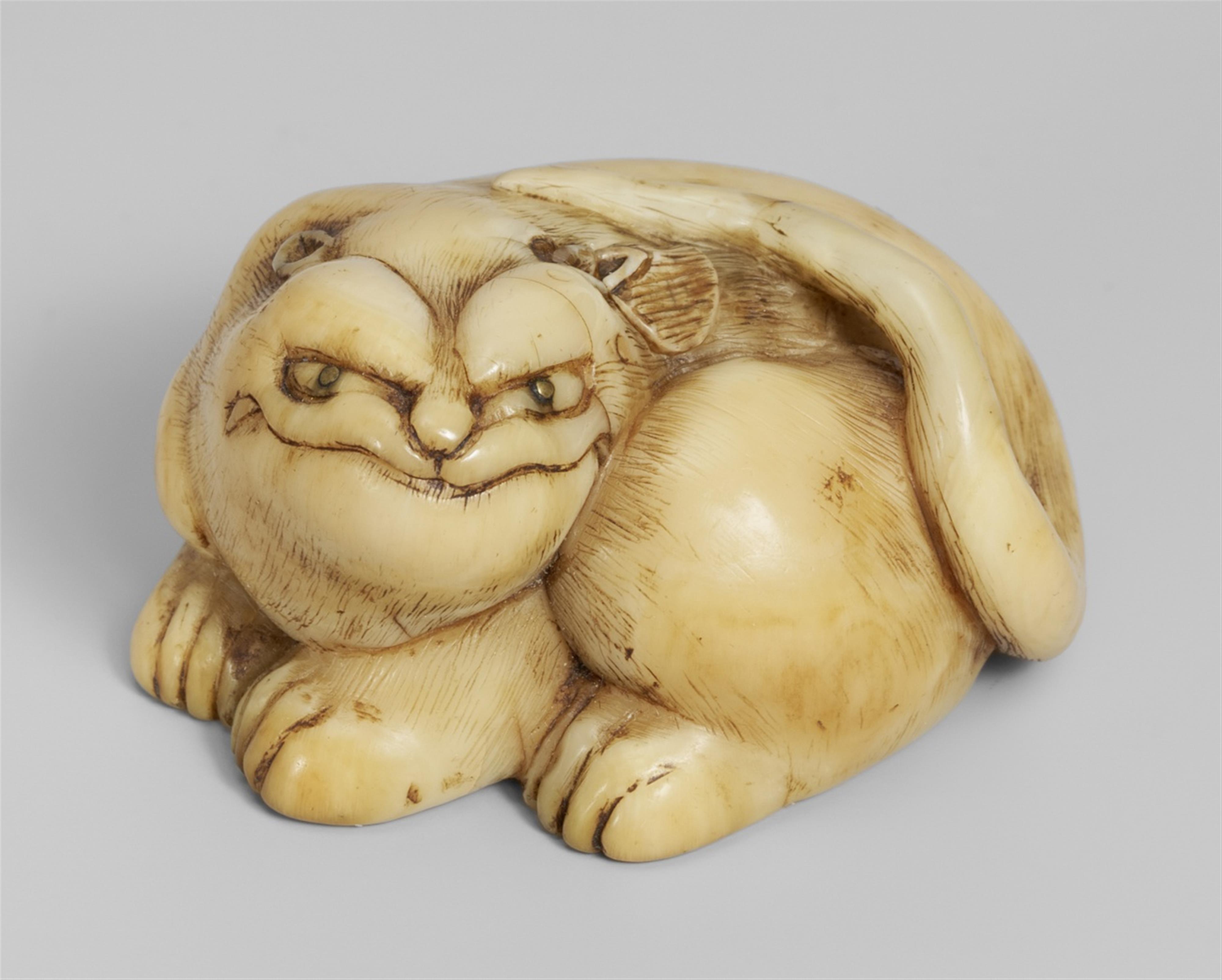 Aschenbecher-Netsuke. Liegender Tiger. Elfenbein. Frühes 19. Jh. - image-1