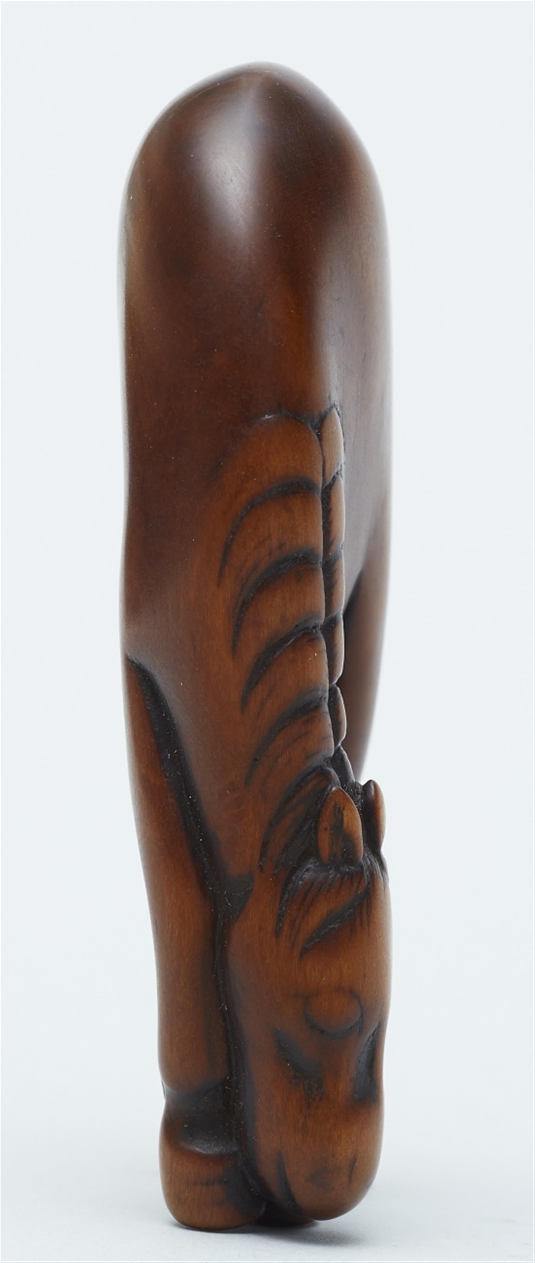 A boxwod netsuke of  tall grazing horse. 18th century - image-3