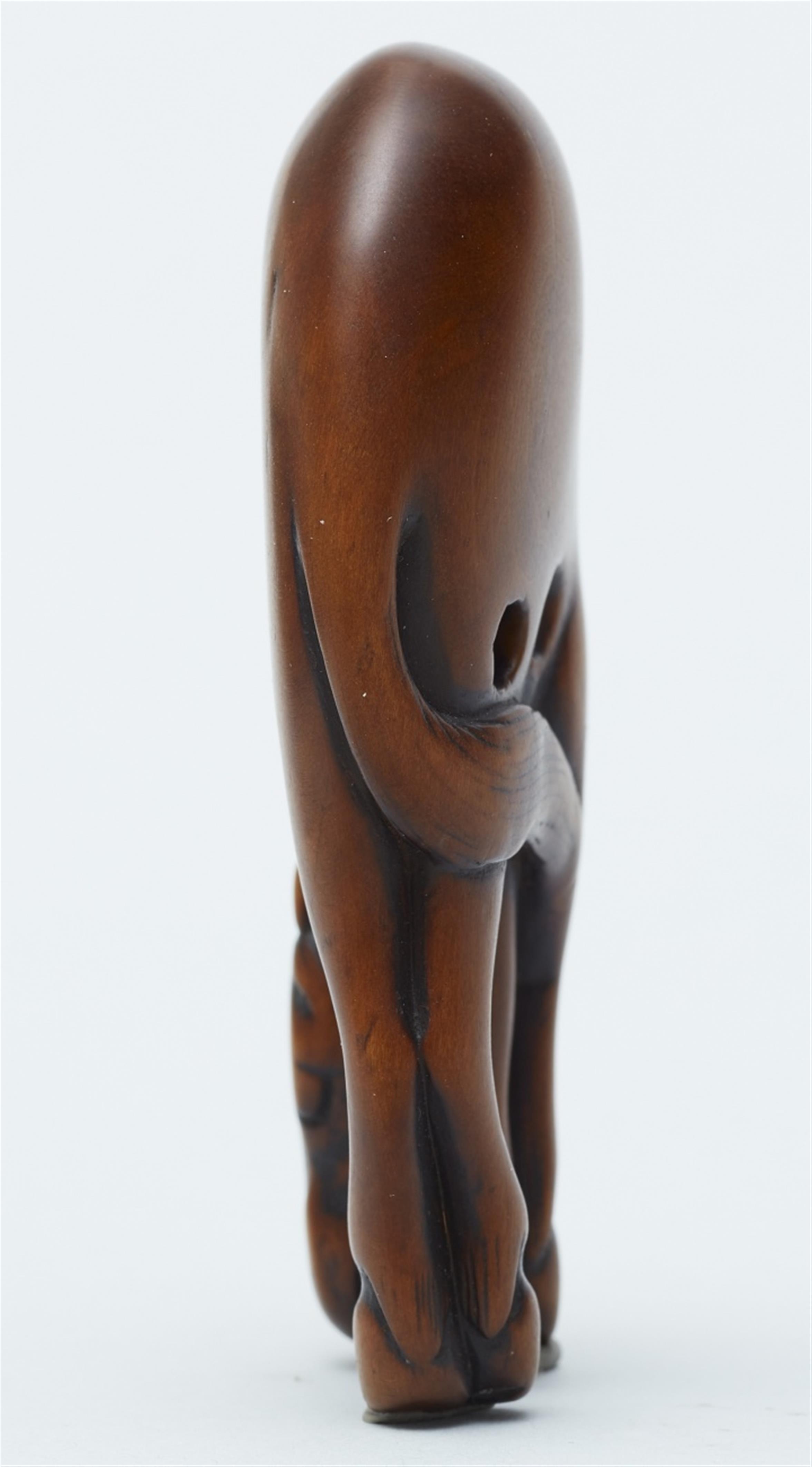 A boxwod netsuke of  tall grazing horse. 18th century - image-4