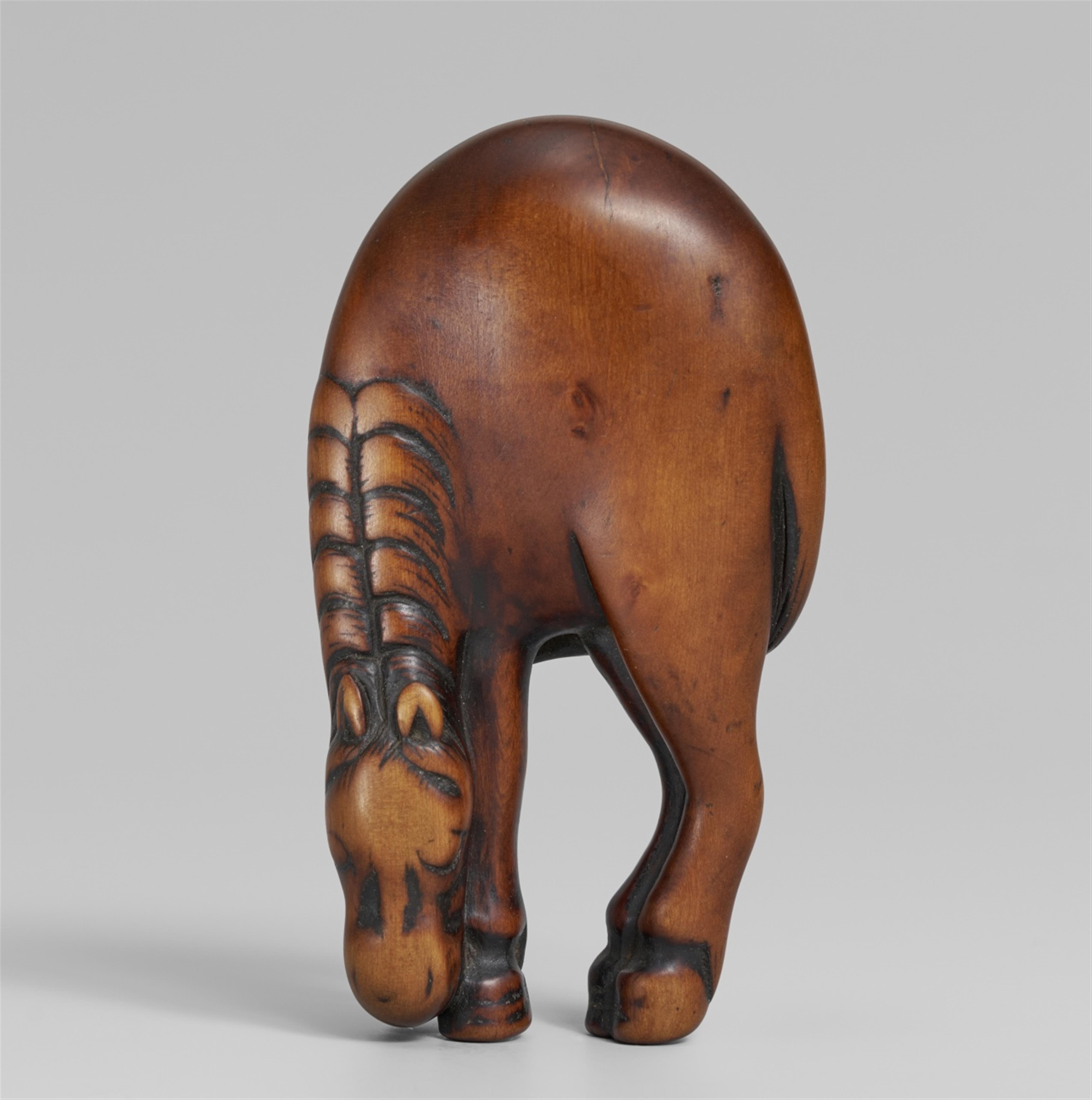 A boxwod netsuke of  tall grazing horse. 18th century - image-1