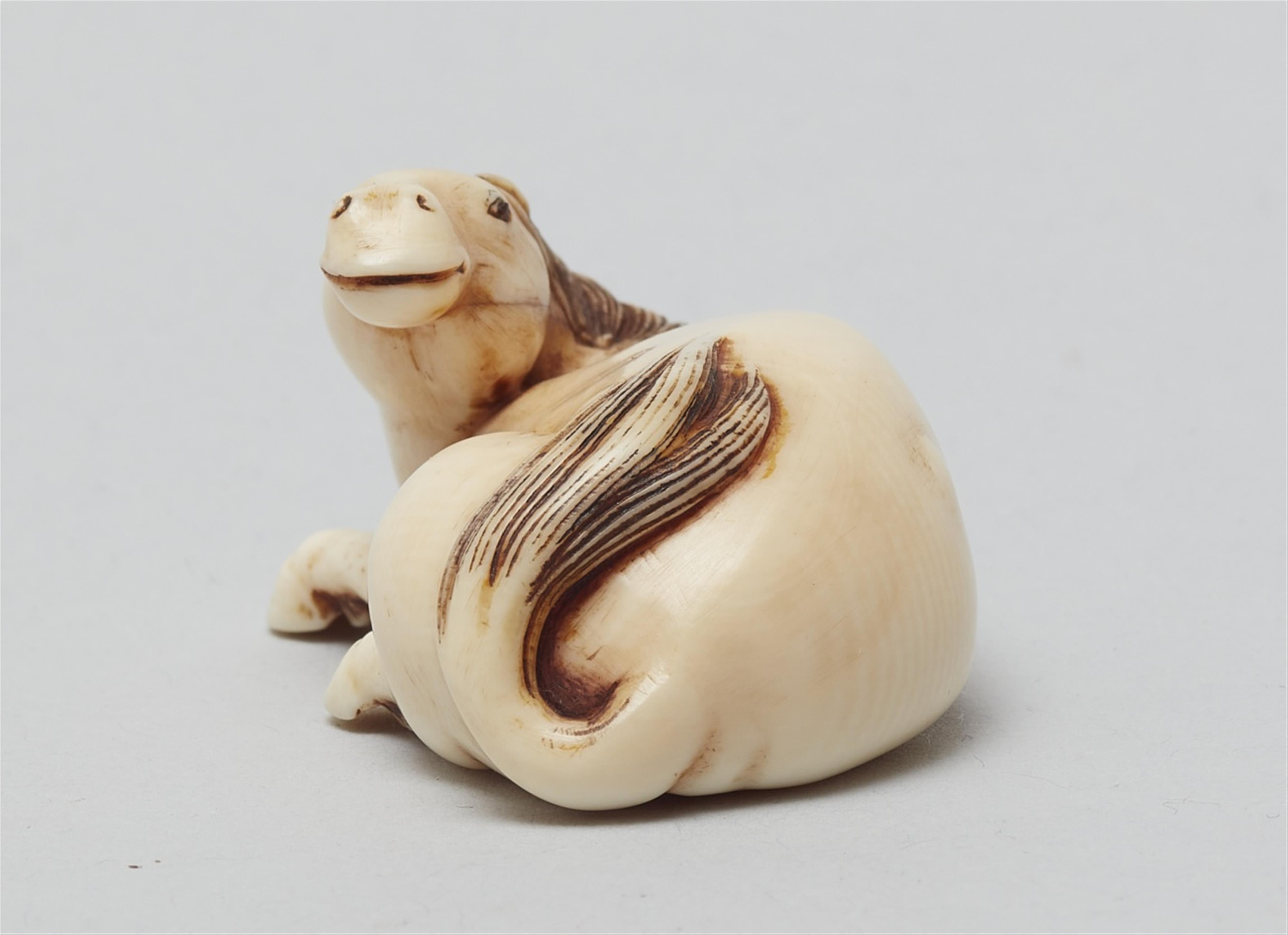 An ivory netsuke of a recumbent stallion. 19th century - image-4