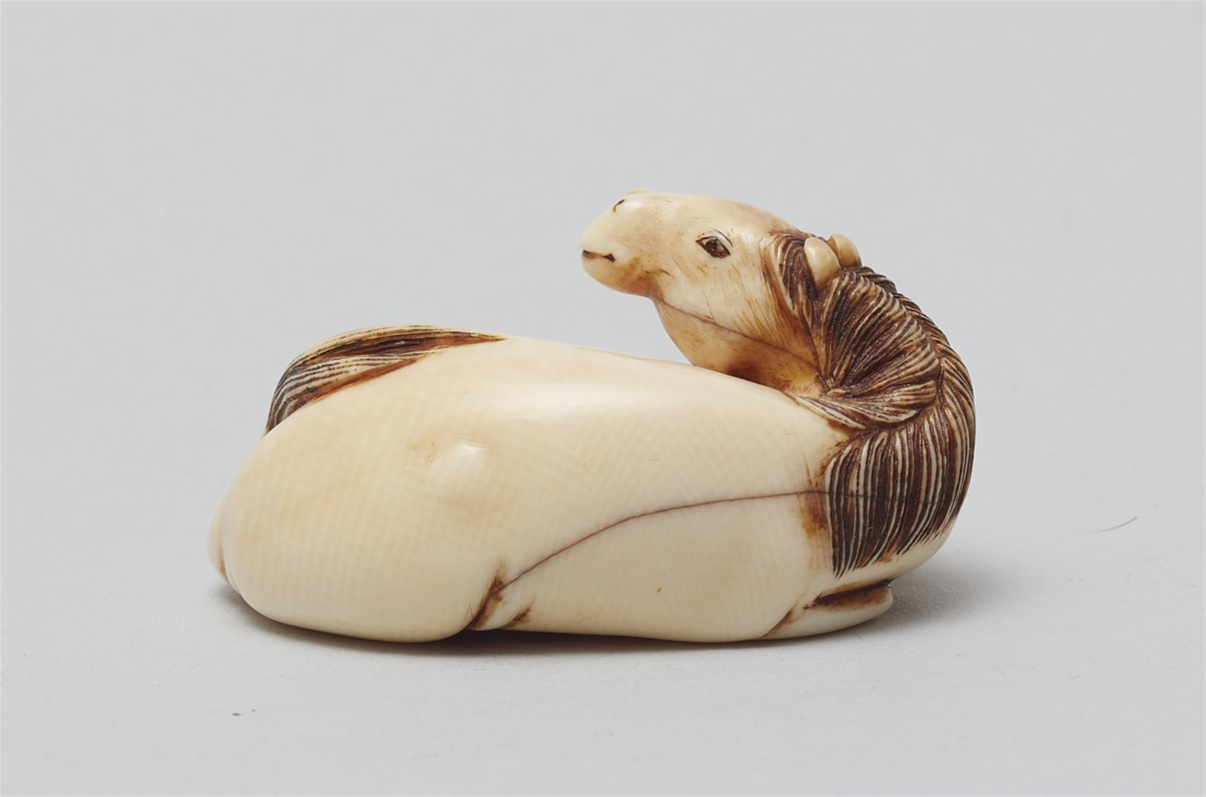 An ivory netsuke of a recumbent stallion. 19th century - image-5