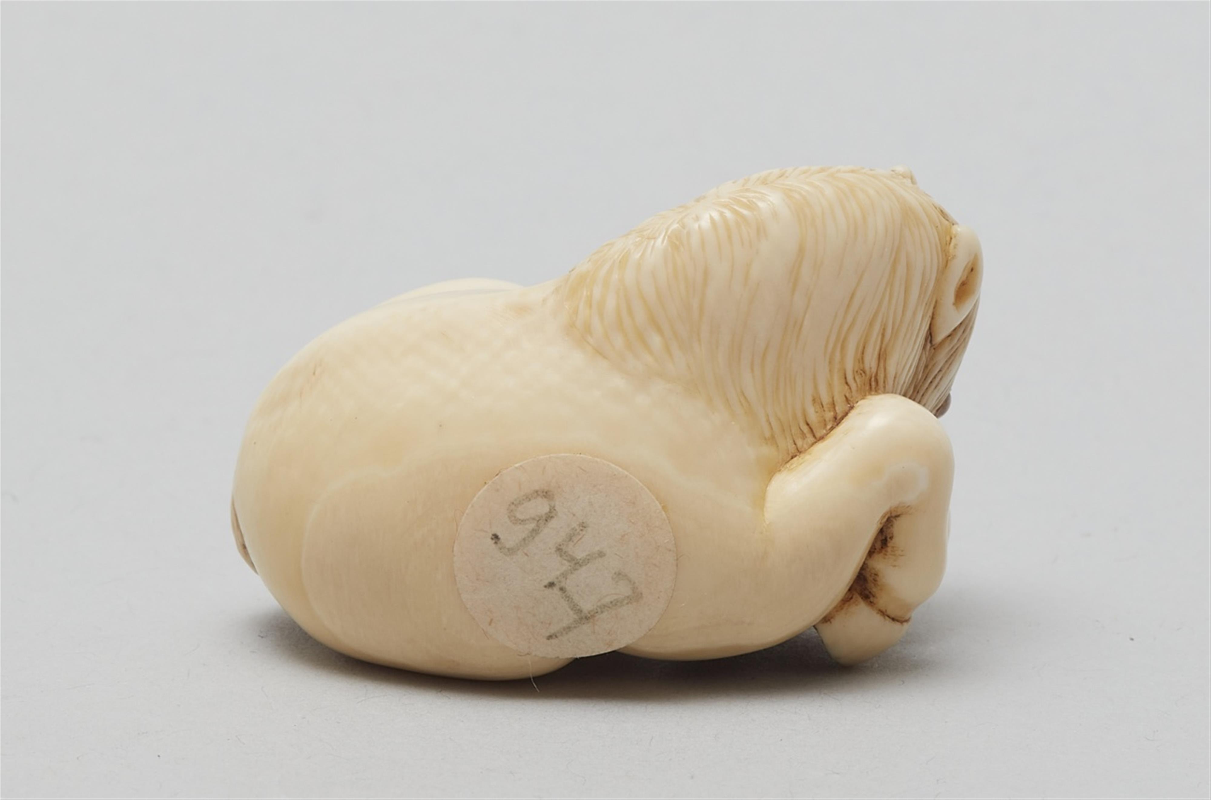 An ivory netsuke of a recumbent horse. Late 19th century - image-2