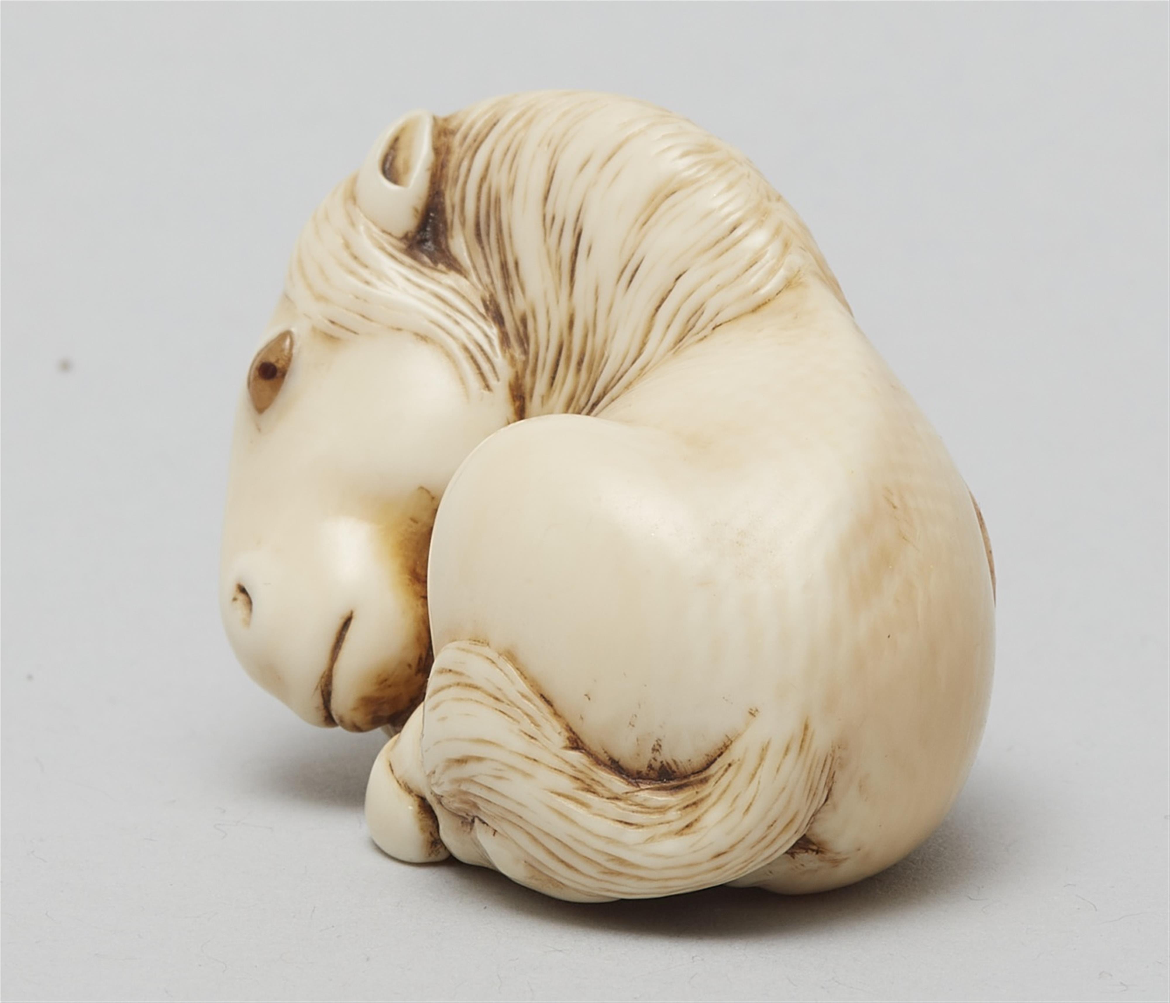 An ivory netsuke of a recumbent horse. Late 19th century - image-3