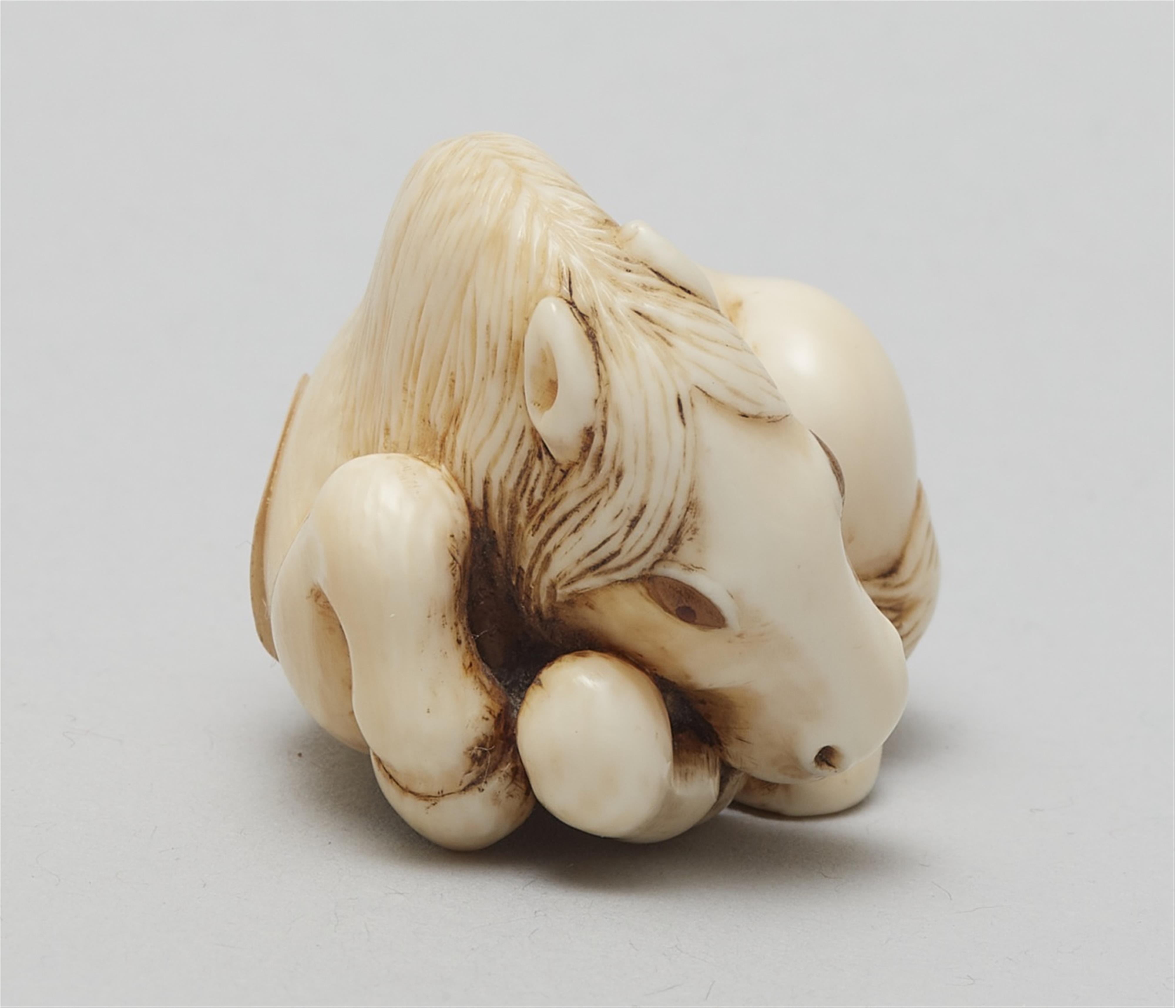 An ivory netsuke of a recumbent horse. Late 19th century - image-4