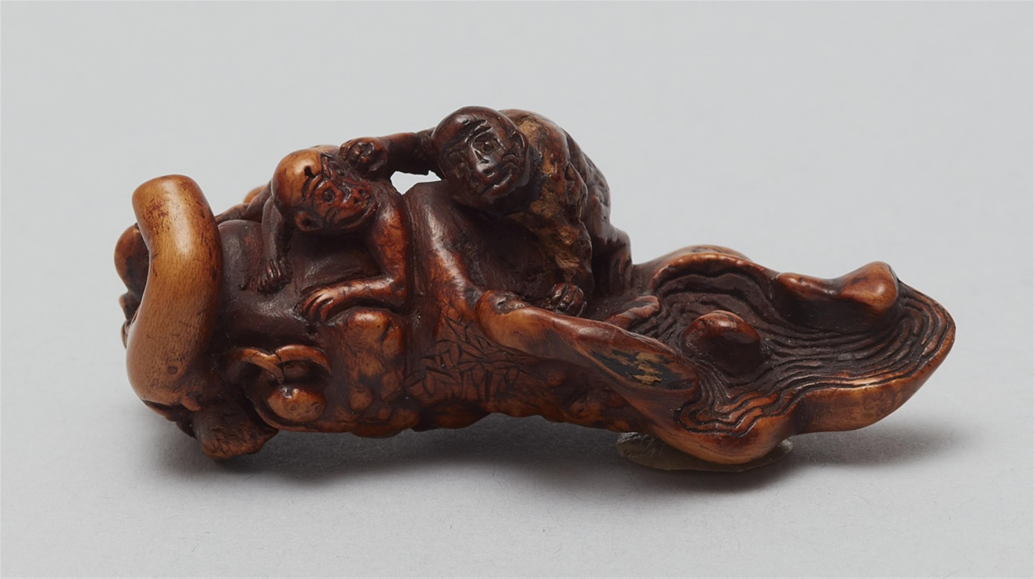 A root wood netsuke of two monkeys. Mosr probably a Chinese toggle. 19th century - image-2