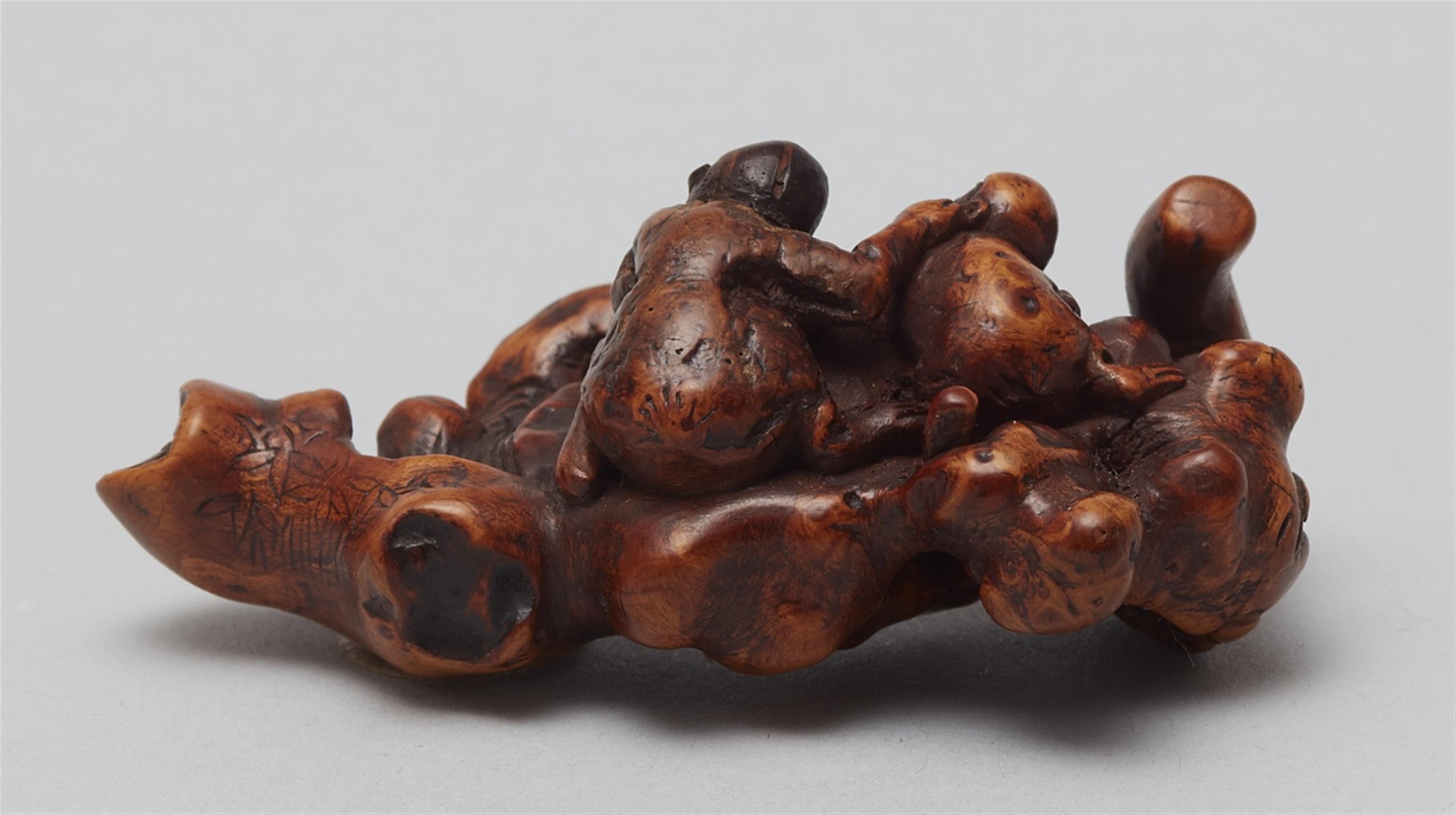 A root wood netsuke of two monkeys. Mosr probably a Chinese toggle. 19th century - image-3