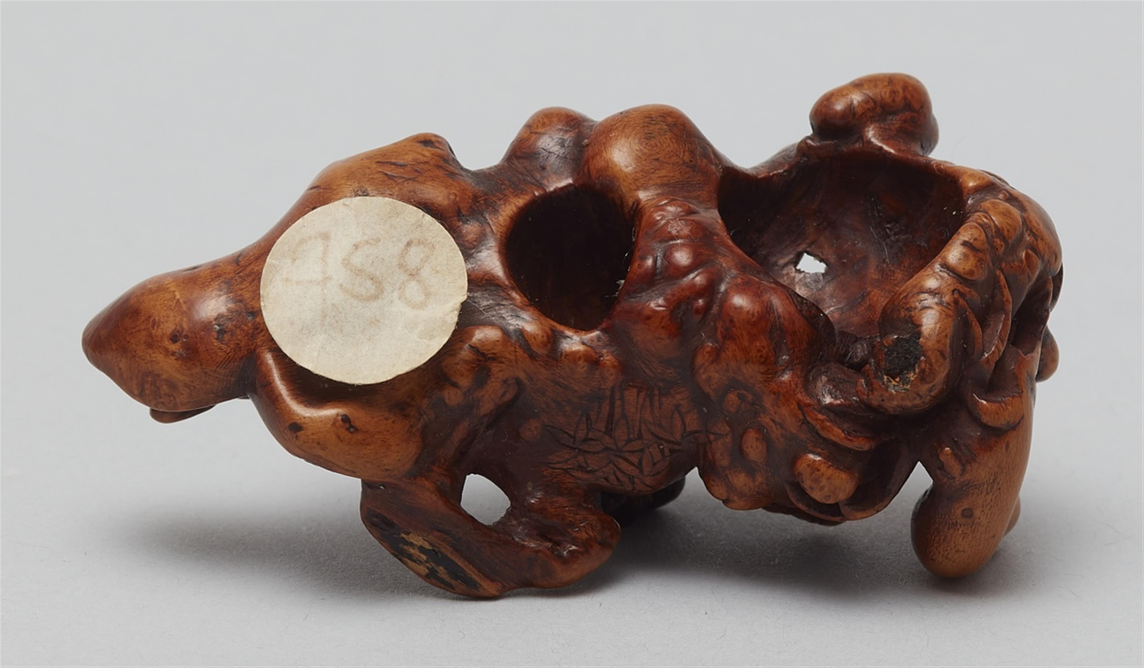 A root wood netsuke of two monkeys. Mosr probably a Chinese toggle. 19th century - image-4