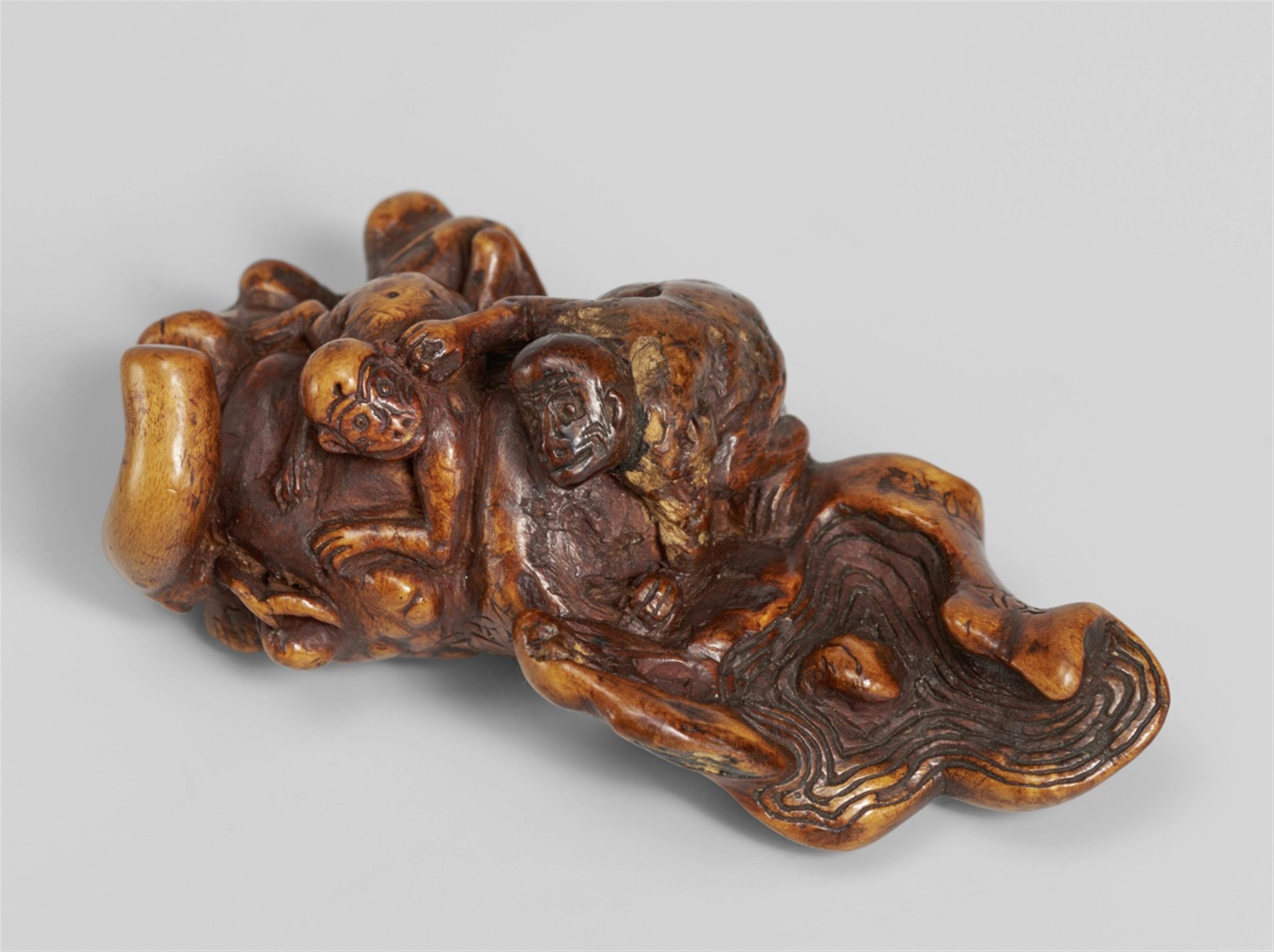 A root wood netsuke of two monkeys. Mosr probably a Chinese toggle. 19th century - image-1