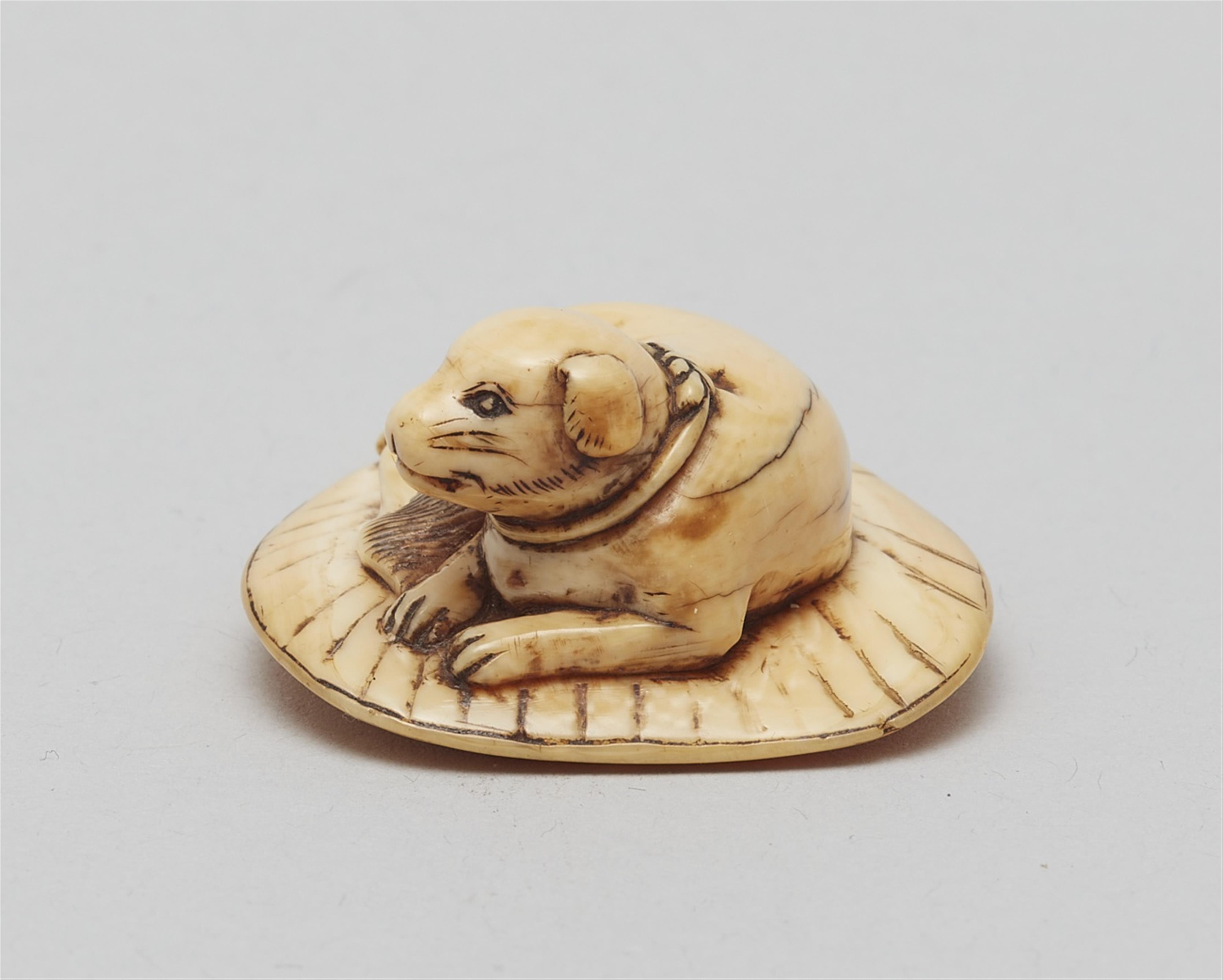 An ivory netsuke of a dog on an uchiwa. First half 19th century - image-3