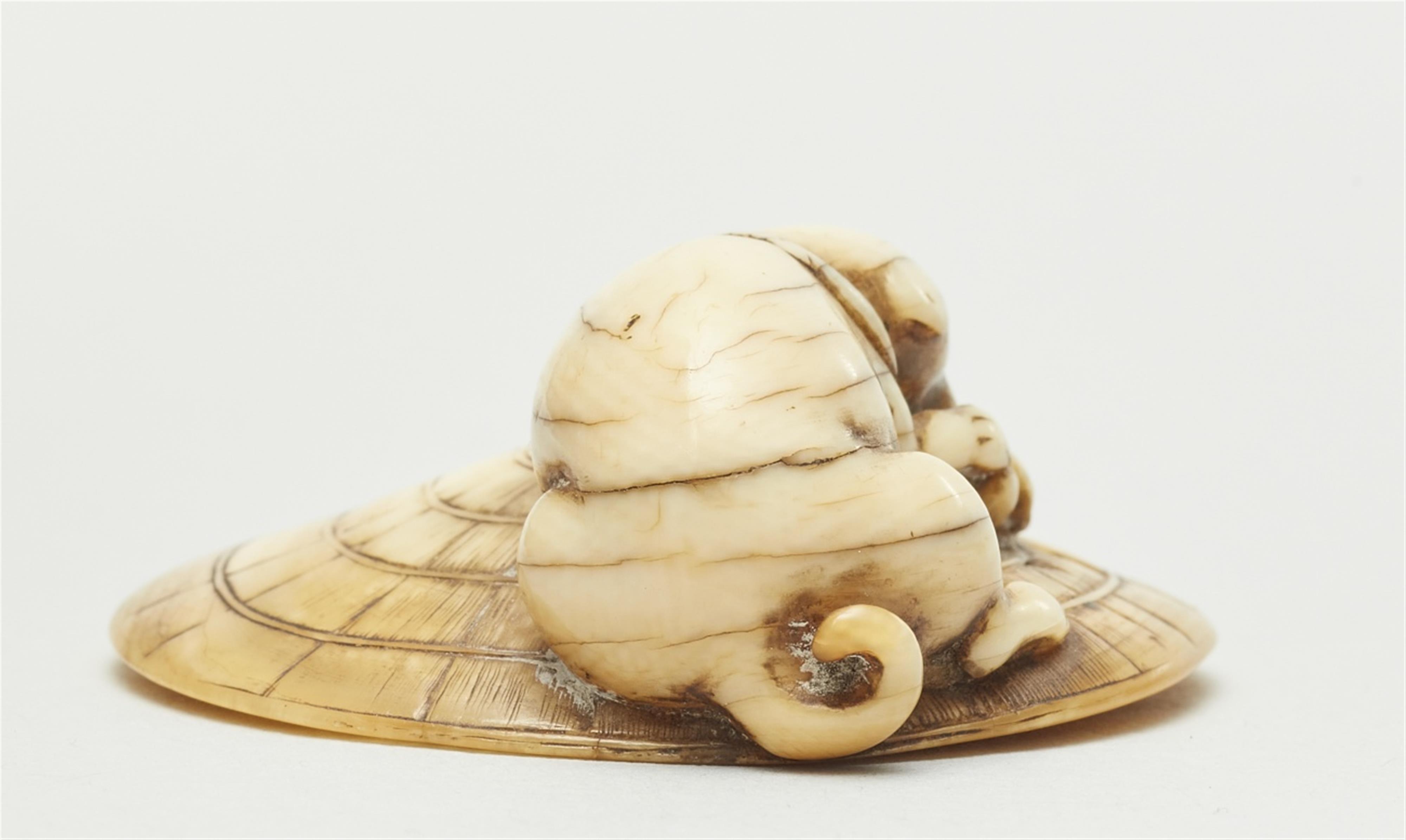 An ivory netsuke of a dog on a straw hat. Mid-19th century - image-2