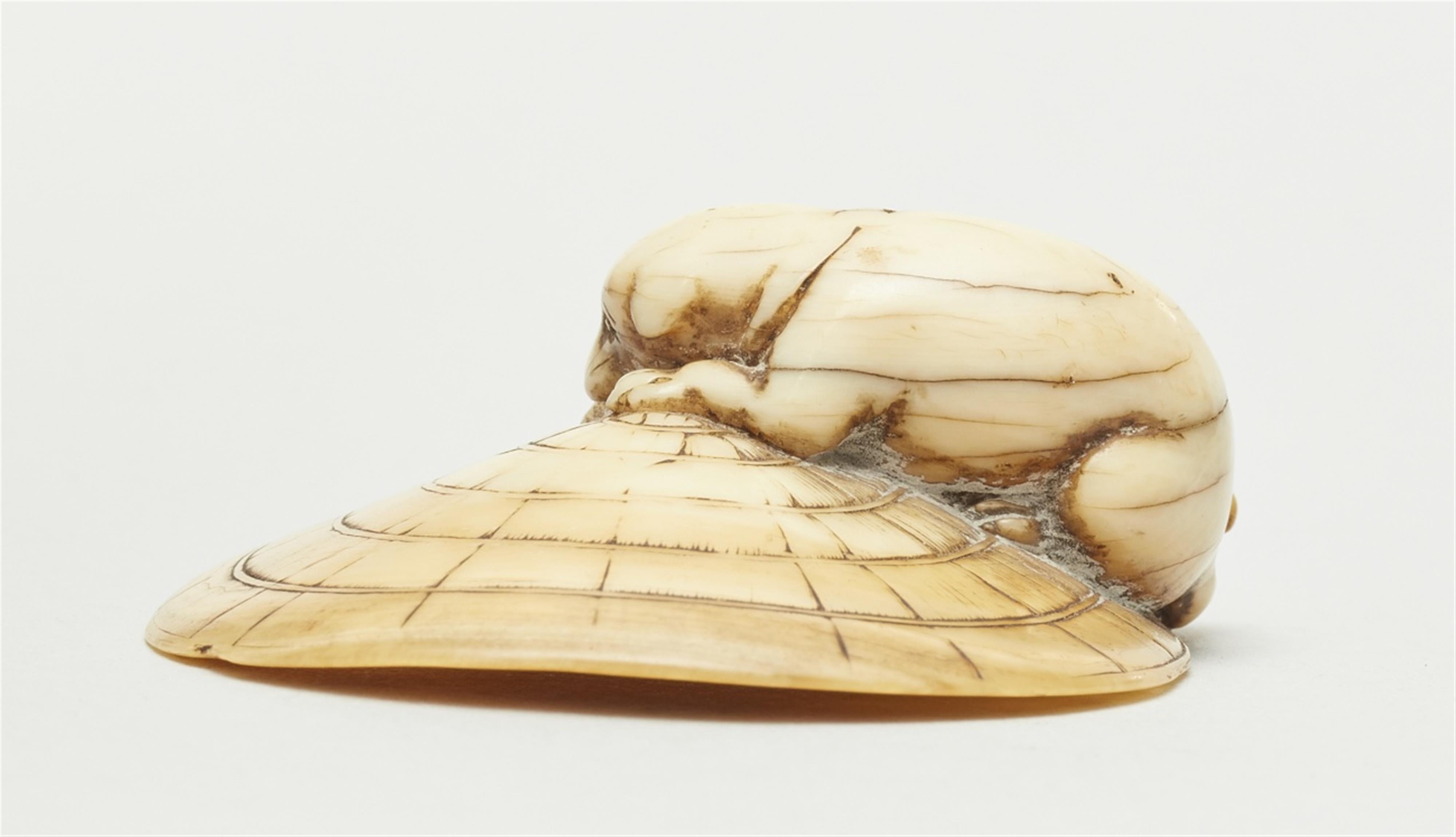 An ivory netsuke of a dog on a straw hat. Mid-19th century - image-4